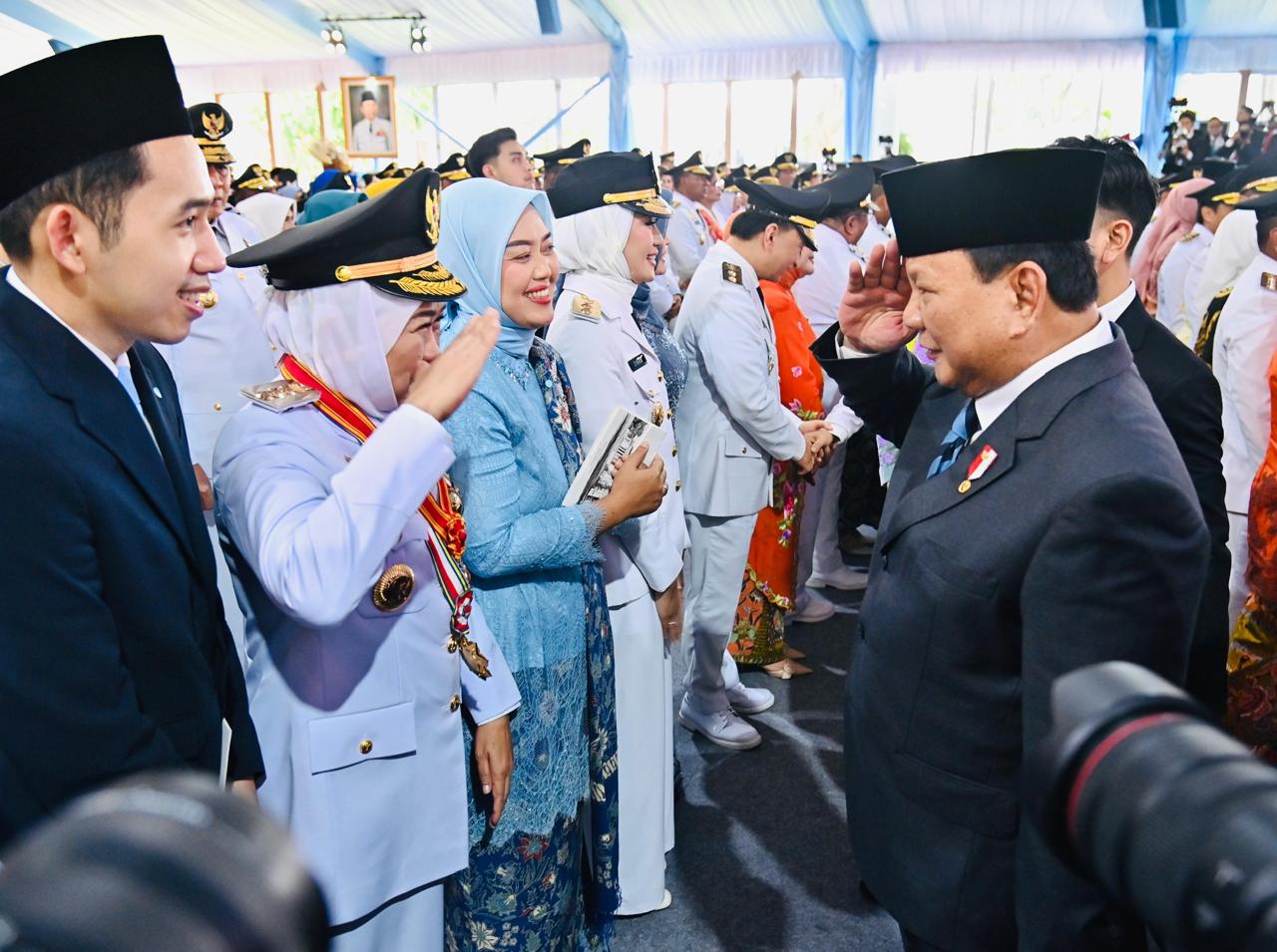 DILANTIK: Suasana pelantikan Gubernur Jatim Khofifah Indar Parawansa oleh Presiden RI Prabowo Subianto di halaman Istana Kepresidenan, Jakarta, Kamis (20/2).