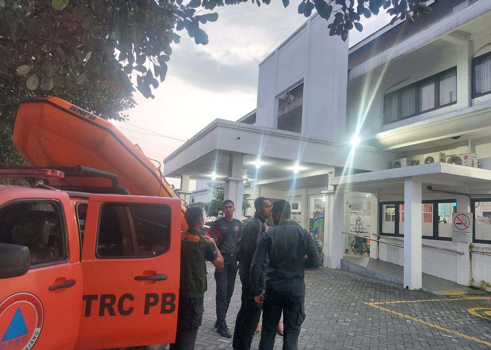 EVAKUASI: Petugas melakukan evakuasi tubuh bocah 10 tahun yang menjadi korban tenggelam di muara pantai Watu Pecak, Minggu petang. (TRC BPBD LUMAJANG FOR RAME)
