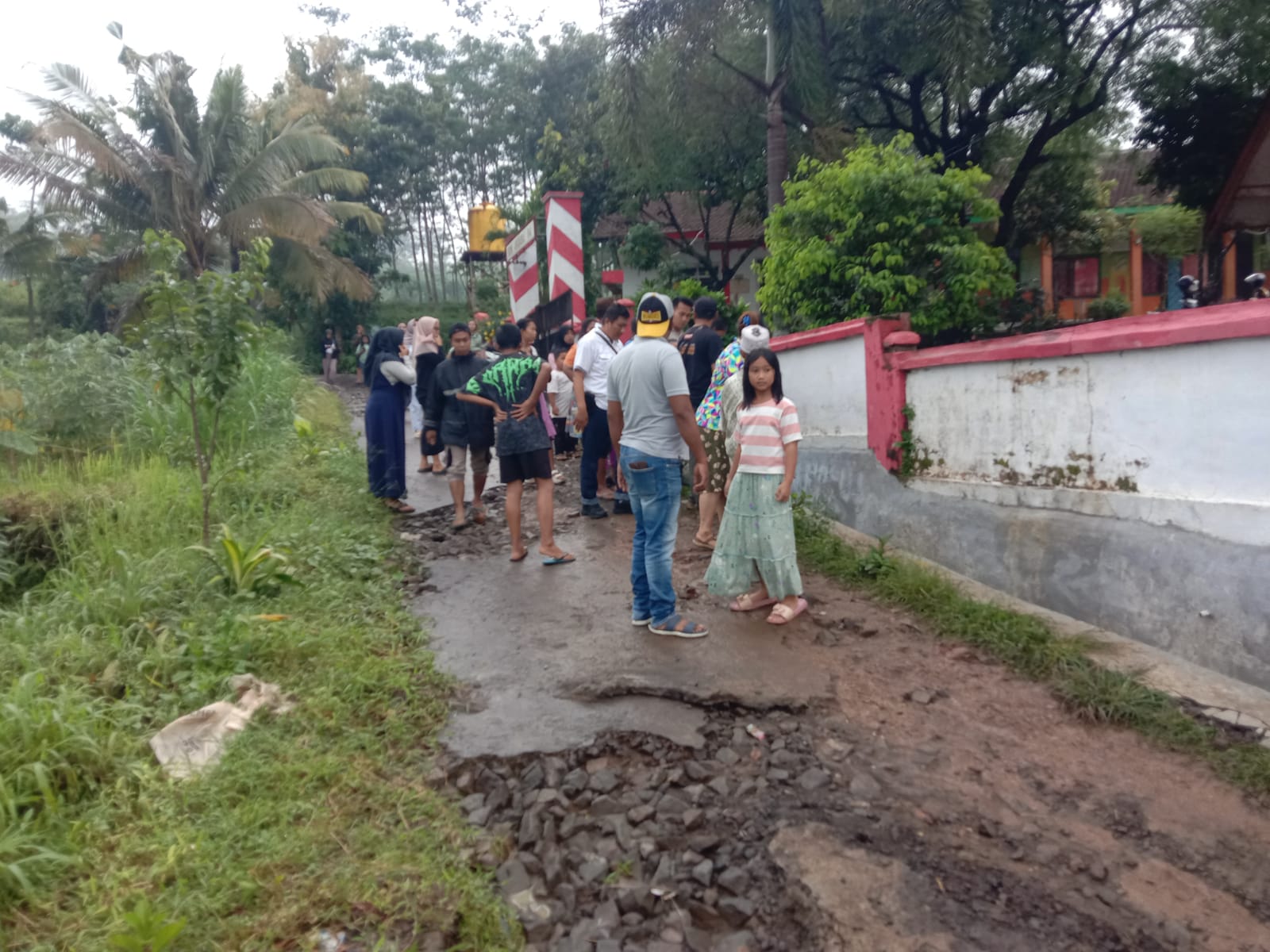 GEGERKAN WARGA: Lokasi kejadian bocah perempuan yang hanyut saat mandi di sekitar selokan, di Desa/Kecamatan Arjasa, Senin siang (24/2).
