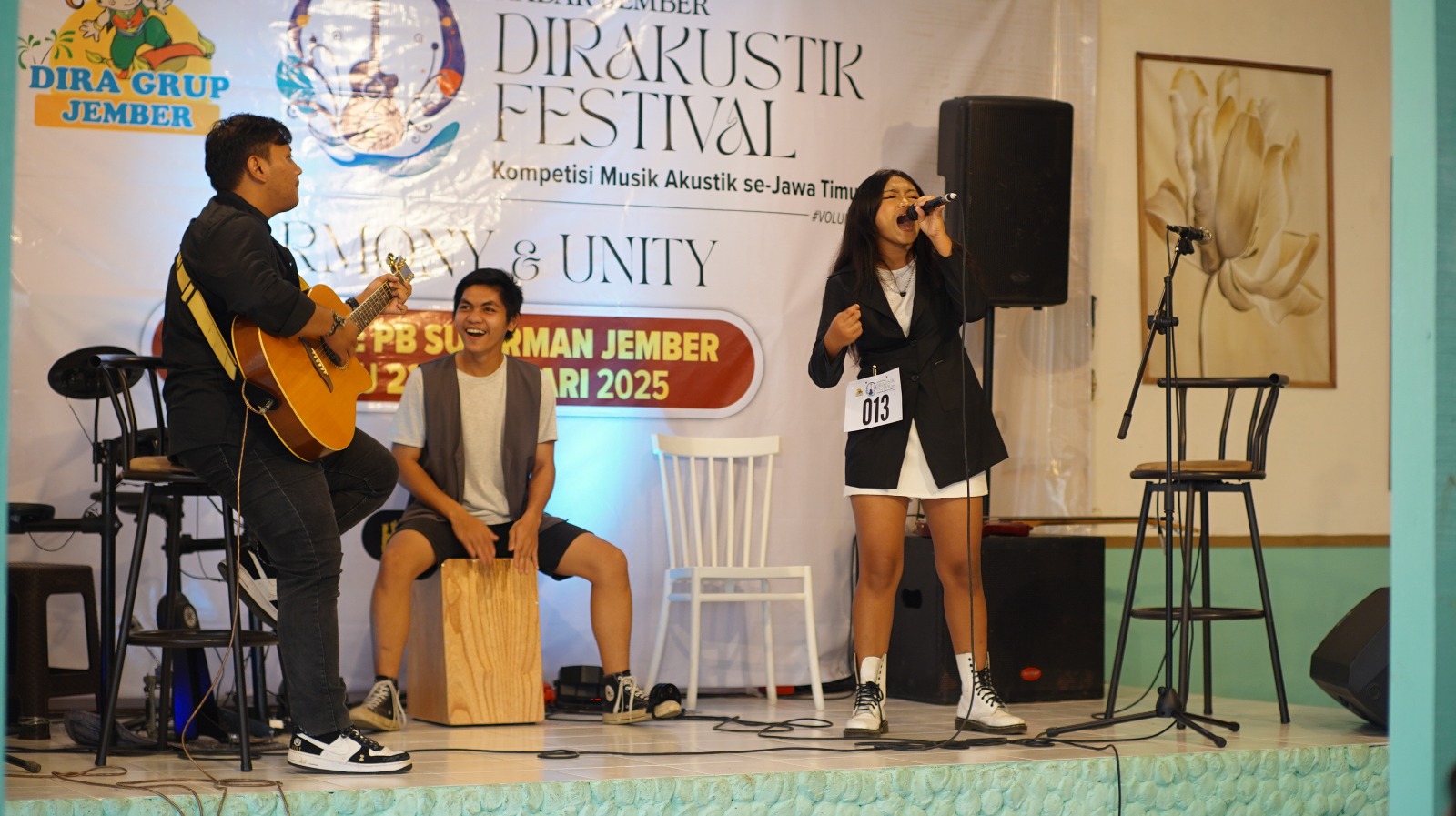 KEREN: Peserta Dirakustik Festival 2025 unjuk kebolehan dalam kompetisi musik akustik se-Jatim, di Dira Cafe PB Sudirman, kemarin (23/2).