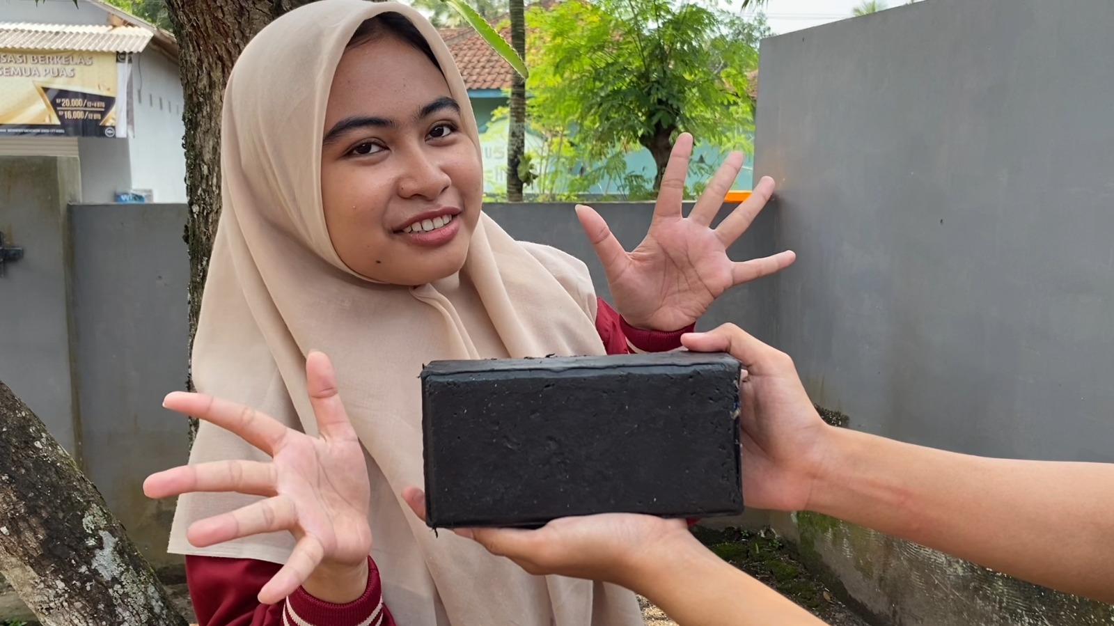 KEREN: Mahasiswa KKN Unmuh Jember sulap sampah menjadi paving di Desa Temuguruh, Banyuwangi.