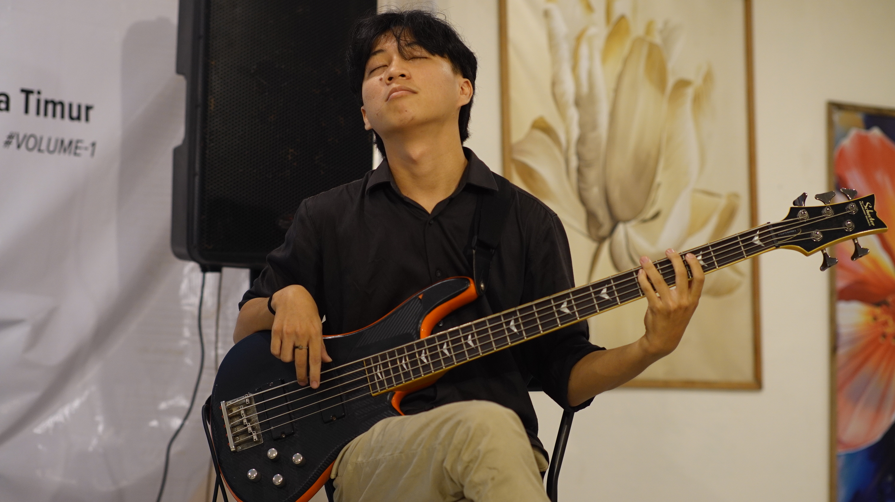 MERESAPI: Basis Hanabi Band menikmati penampilannya dalam kompetisi musik akustik Dirakustik.
