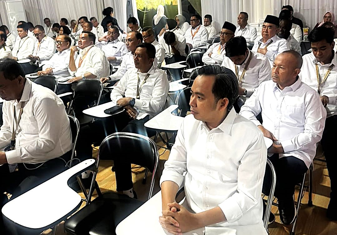 SERIUS: Bupati Jember Muhammad Fawait (kanan) bersama kepala daerah lainnya menyimak arahan dari pemerintah pusat dalam retreat di Magelang.