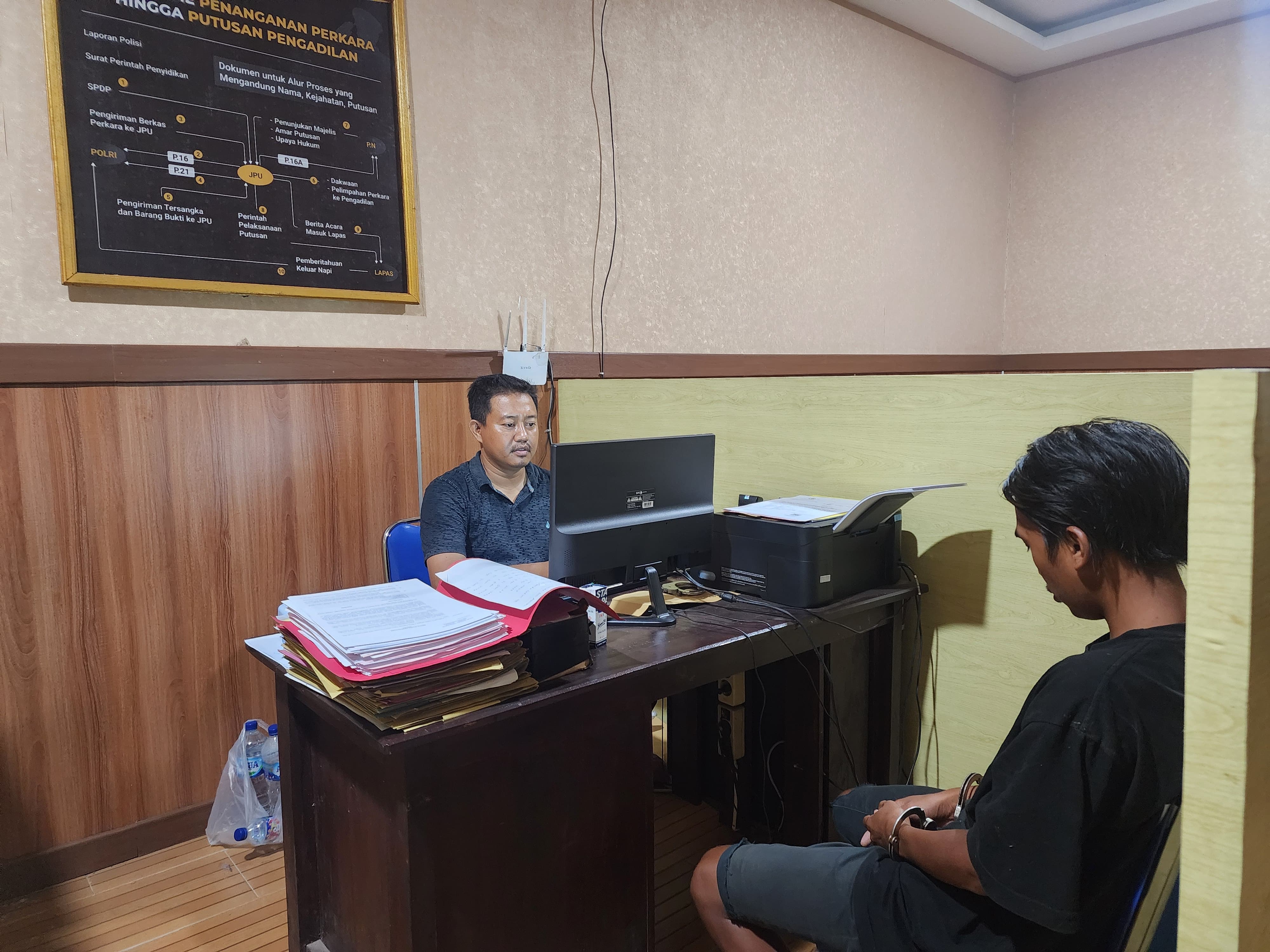 DIKELER: Tersangka atas nama Samsul Arifin saat dimintai keterangan oleh Penyidik Reskrim Polsek Gumukmas.