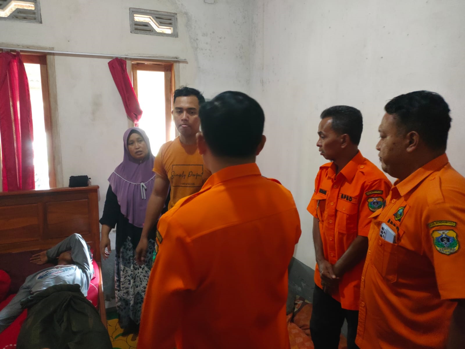 CEK KONDISI: Sejumlah pihak mengecek kondisi kesehatan wisatawan asal Madura yang sempat dinyatakan hilang, kemarin (24/2).