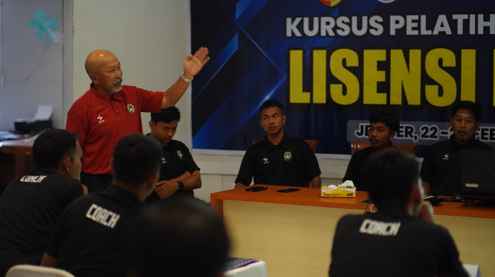 FOKUS: Coach Fakhri Husaini menyampaikan materi pada hari ke-5 kursus pelatih sepak bola berlisensi D di Stadion Jember Sport Garden (JSG), kemarin (25/2). (YULIO/RJ)