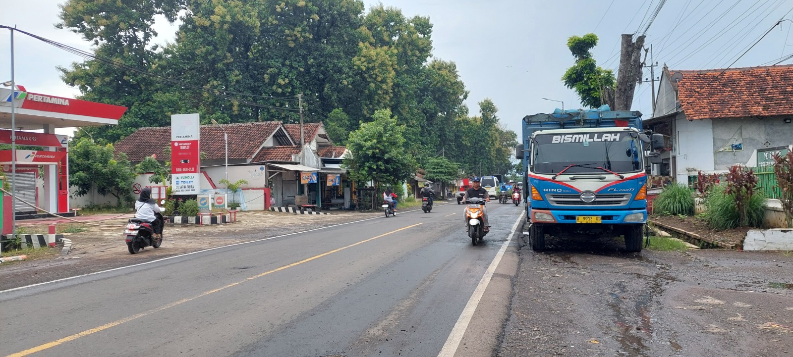 DATANGI LOKASI: Truk Fuso berpelat W 9913 UD yang disopiri Abu Yasid Bustami, warga Kecamatan Kedungdalem, Kabupaten Bojonegoro, masih di lokasi setelah terlibat kecelakaan. (JUMAI/RJ)