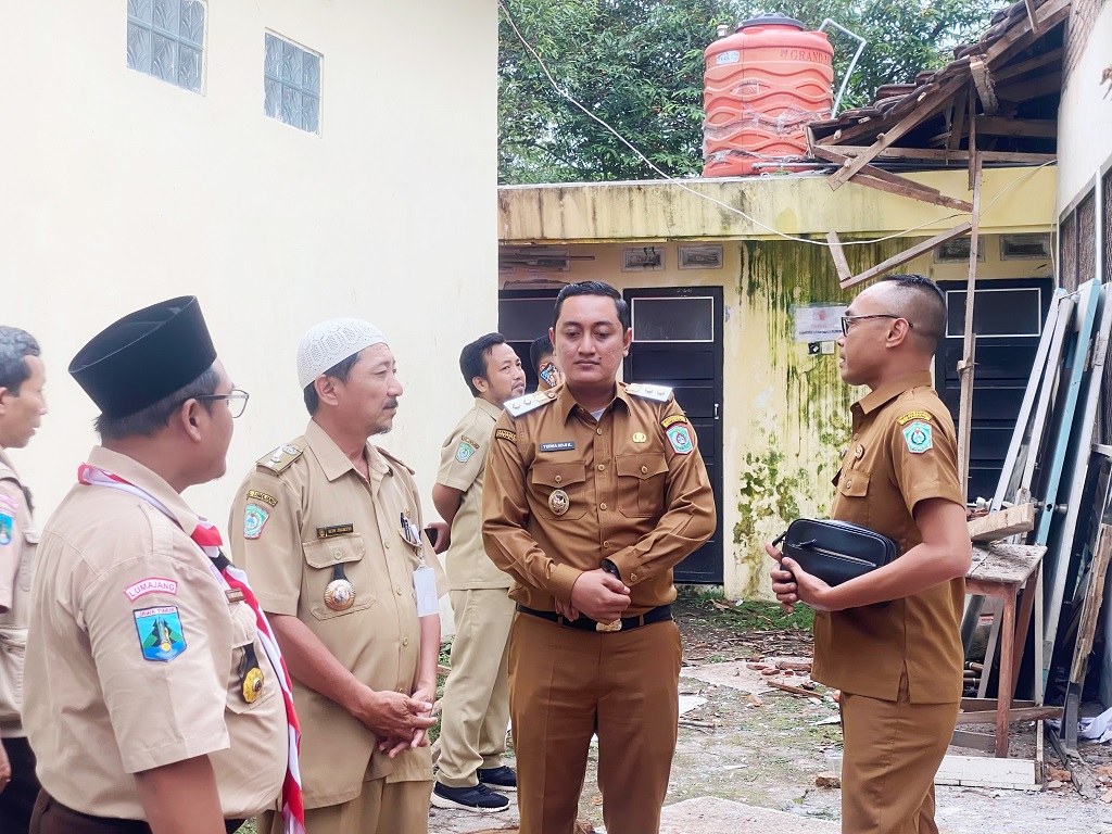 KUNJUNGI: Wakil Bupati Lumajang Yudha Adji Kusuma saat mengunjungi lokasi gedung sekolah yang ambruk di Desa Jatigono, Kecamatan Kunir. (KOMINFO FOR RAME)