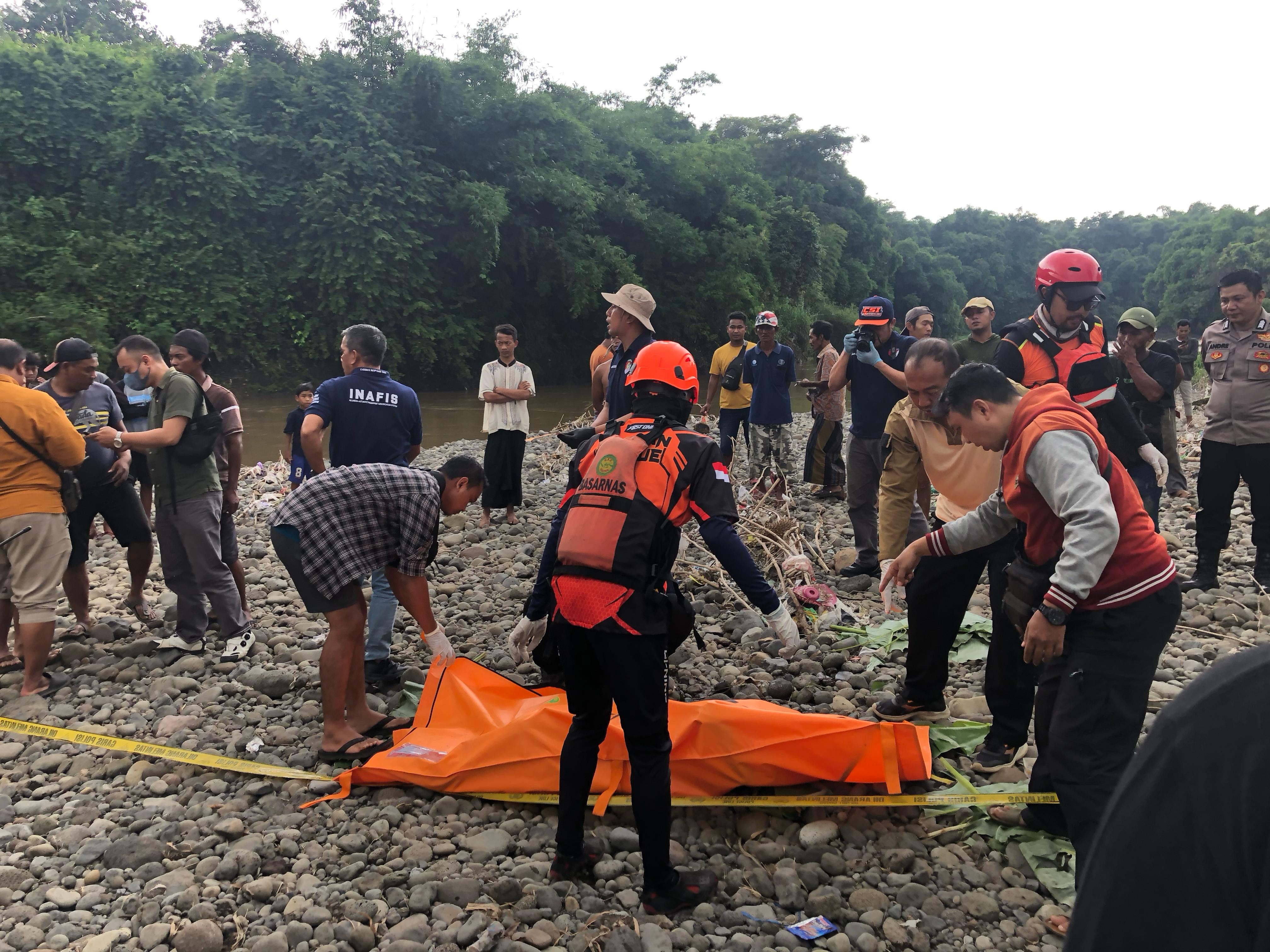 DITEMUKAN: Jenazah Bocah 9 Tahun yang sempat dikabarkan hanyut ditemukan Meninggal di aliran sungai bedadung Kelurahan Sempusari, Kecamatan Kaliwates. (Yulio/RJ)