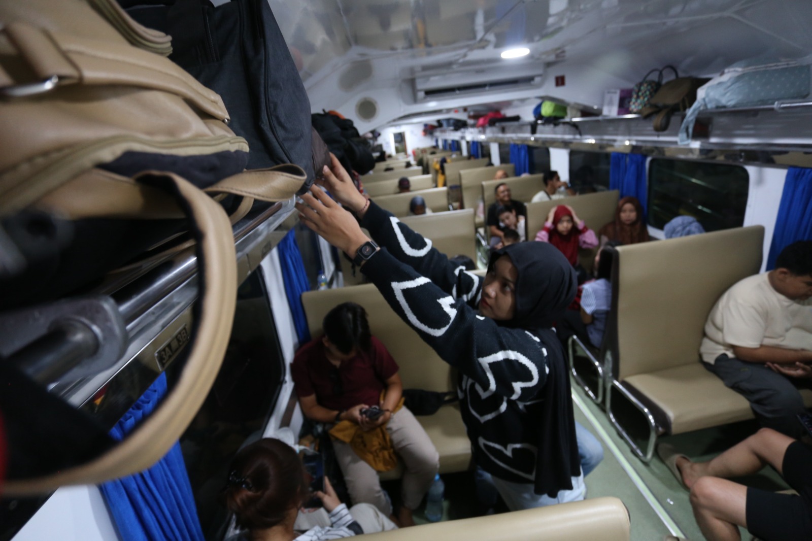 JADI FAVORIT: Kereta api masih menjadi angkutan umum favorit pilihan masyarakat. (YULIO/RJ)