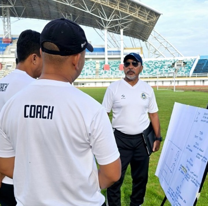 BERIKAN EDUKASI: Fakhri Husaini (paling kanan) ketika berdiskusi dengan empat asisten instruktur lainnya dalam kursus pelatih lisensi D di Stadion Jember Sports Garden, beberapa hari lalu.