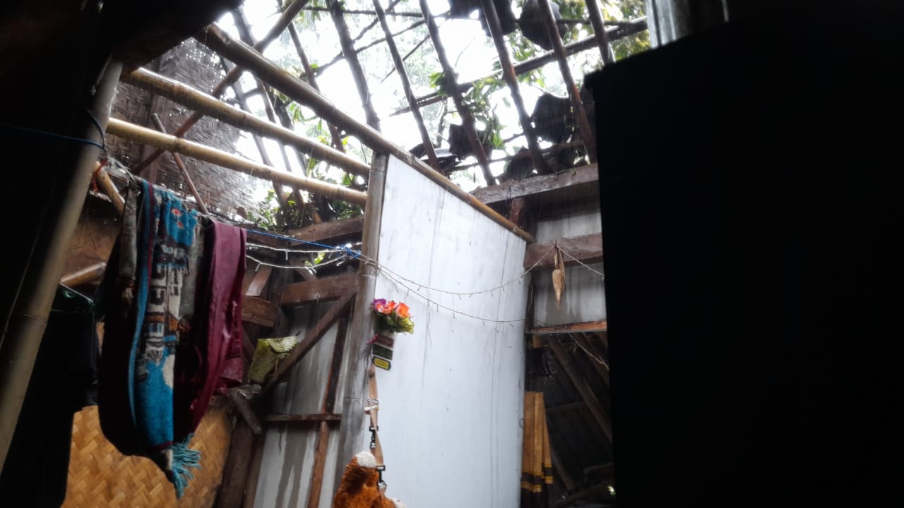 LULUH LANTAH: Imbas terjangan angin puting beliung yang menyapu Kecamatan Sumberjambe, Jember dan sekitarnya, Jum