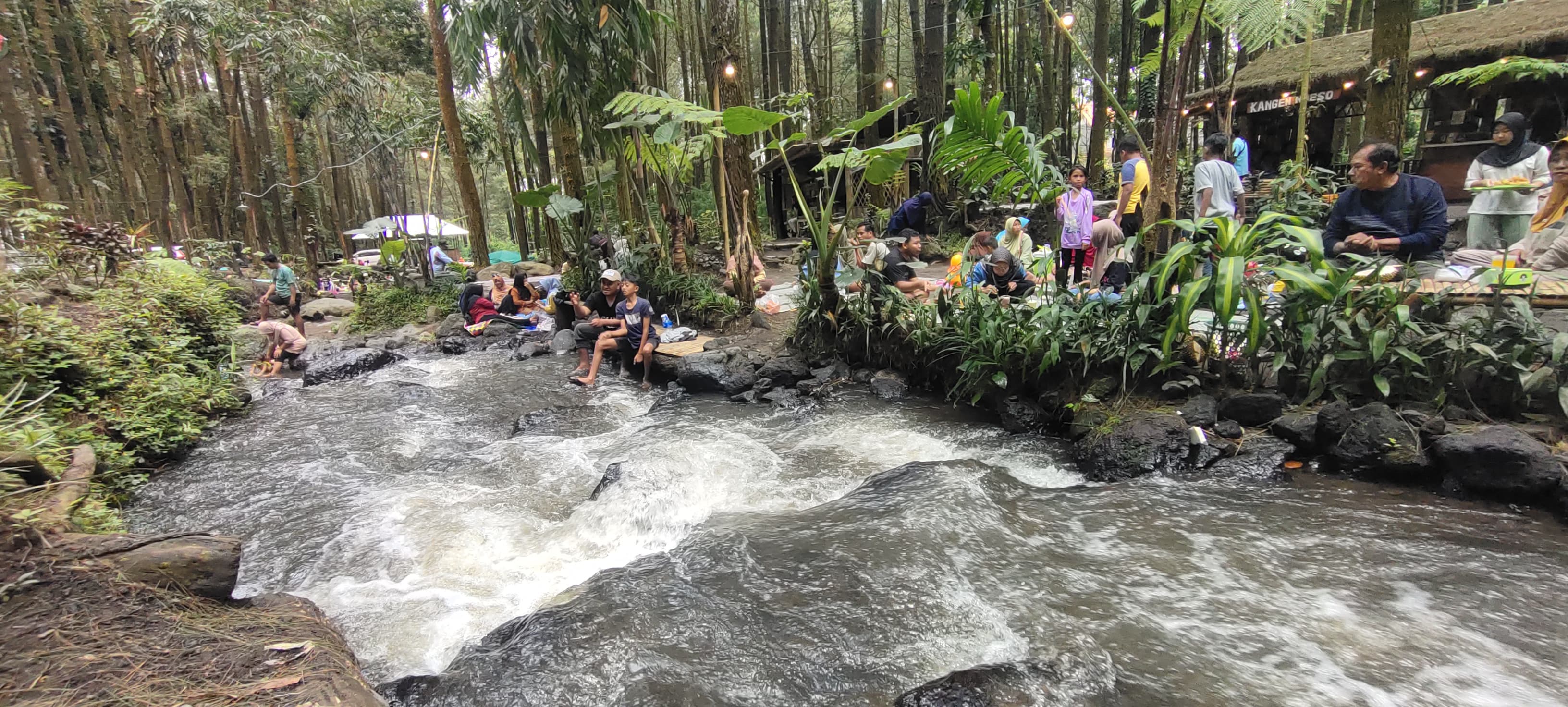 AKTIF: Sejumlah aktivitas mulai dari bersantai hingga bermain air, bisa dilakukan di kawasan wisata Kalipinus Poncosumo, Desa Sumberwuluh, Kecamatan Candipuro, Lumajang.