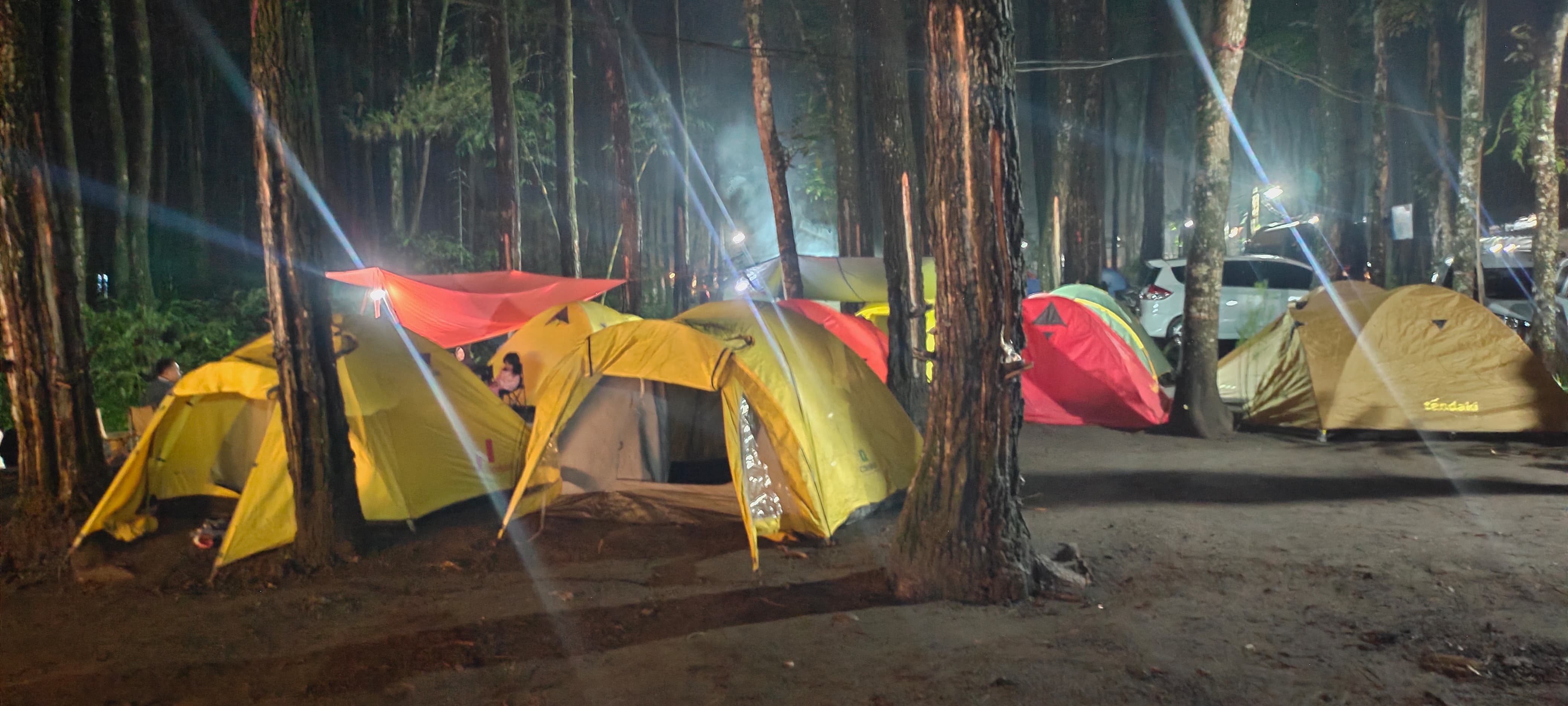 RAMAI: Tenda pengunjung berjajar di kawasan wisata Kalipinus Poncosumo.(SAMSUL ARIFIN)