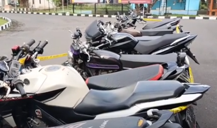 DIAMANKAN: Puluhan sepeda motor yang tak sesuai spek standar Ketika diamankan di Mapolres Bondowoso.
