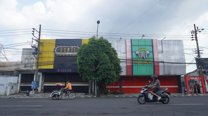 TAK LAYANI COSTUMER: Kondisi tempat hiburan karaoke di Jalan Gajah Mada, kemarin (3/3), selama bulan Ramadan. Belum ada pembatasan jam operasional hingga kemarin.