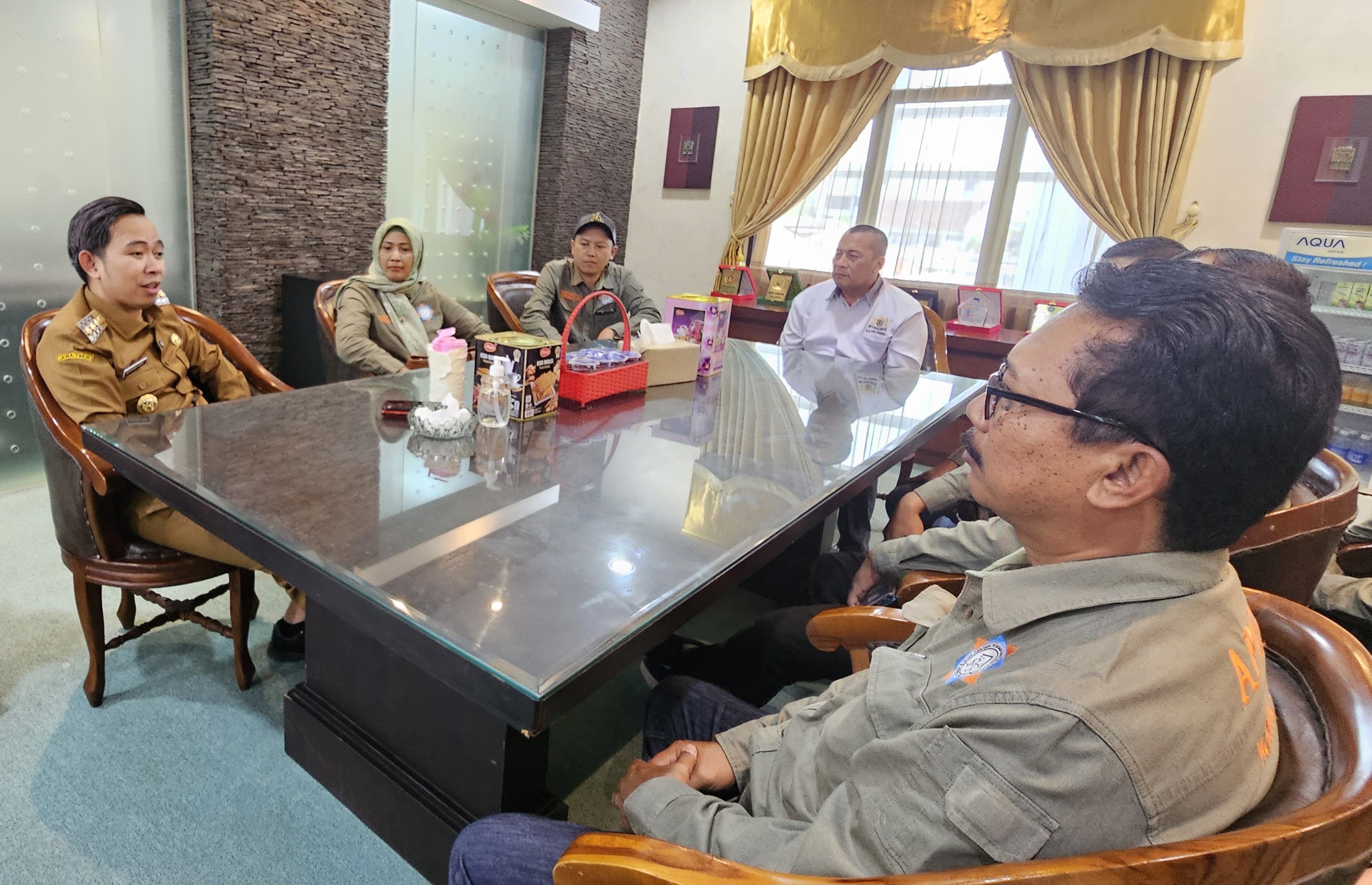HARUS RAMAH INVESTASI: Bupati Muhammad Fawait berdiskusi dengan para pengusaha yang tergabung dalam Kadin dan Apersi pada hari pertama ngantor di Pemkab Jember, di ruang kerja bupati, kemarin.