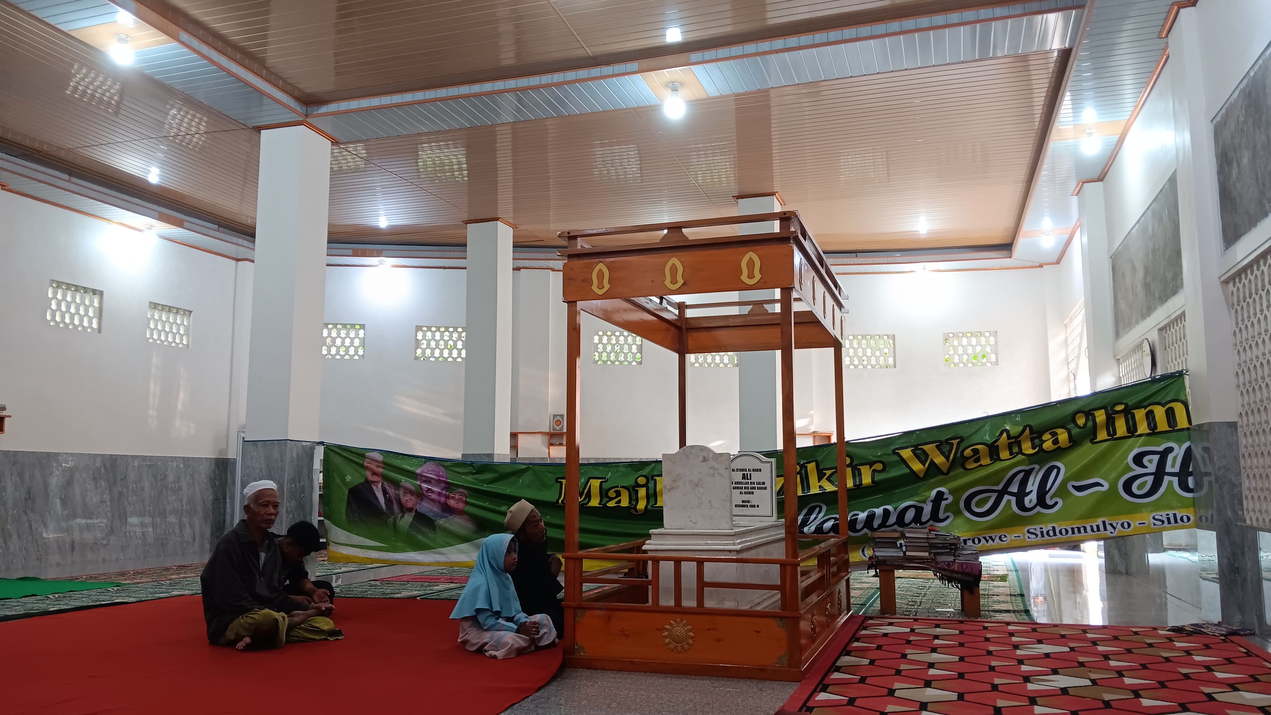 KHUSYUK: Warga ziarah kubur di makam Habib Ali bin Abdullah Al Hamid, di Desa Sidomulyo, Kecamatan Silo, kemarin (3/3).