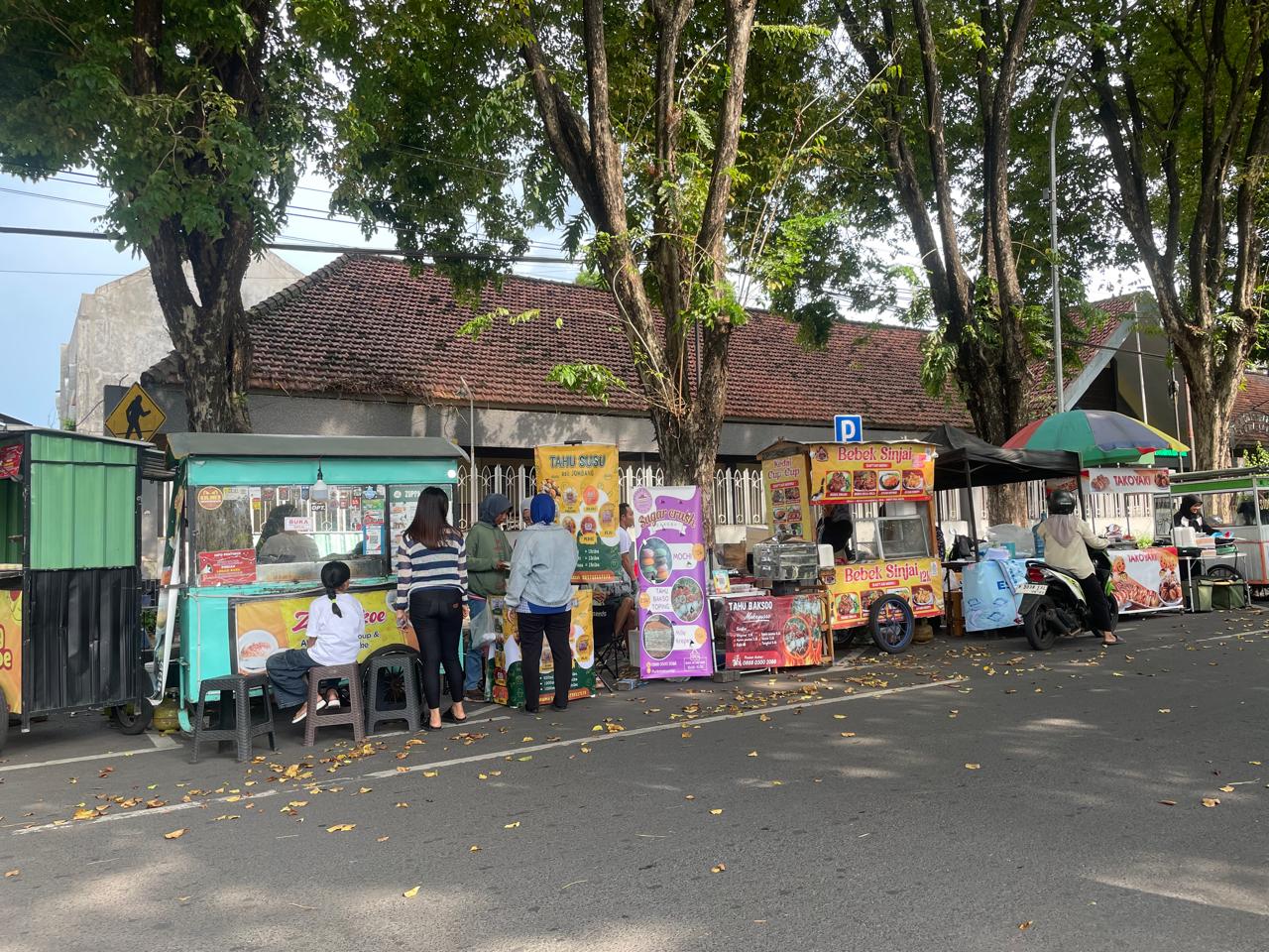 MEMBLUDAK: Puluhan pedagang PKL Musiman dan paguyuban saling menjajakan dagangannya.(ADE APRYANIS/RAME)