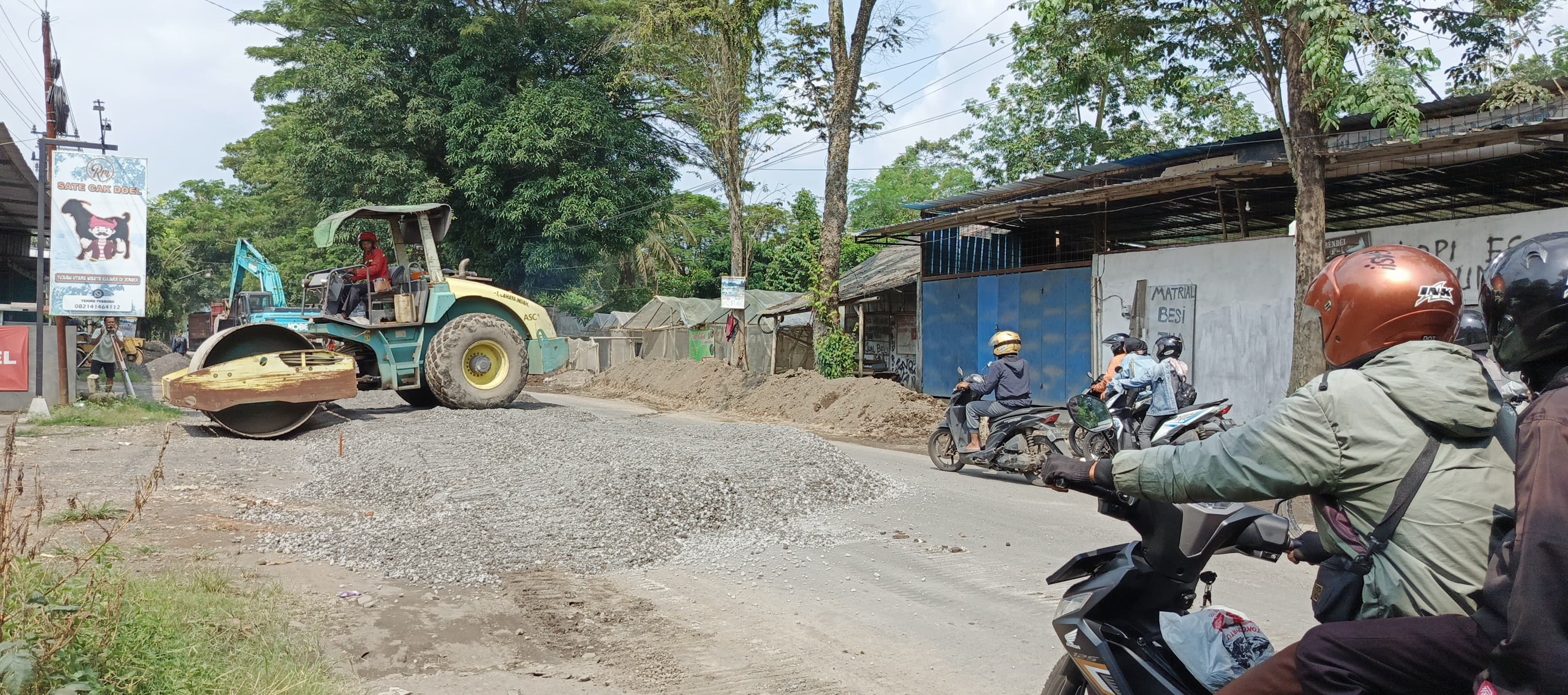BERGANTIAN: Sejumlah pengguna jalan saat menunggu giliran jalan dibuka, saat perbaikan yang berlangsung di ruas jalan poros Kecamatan Balung - Rambipuji, tepatnya di perbatasan Desa Curahmalang.