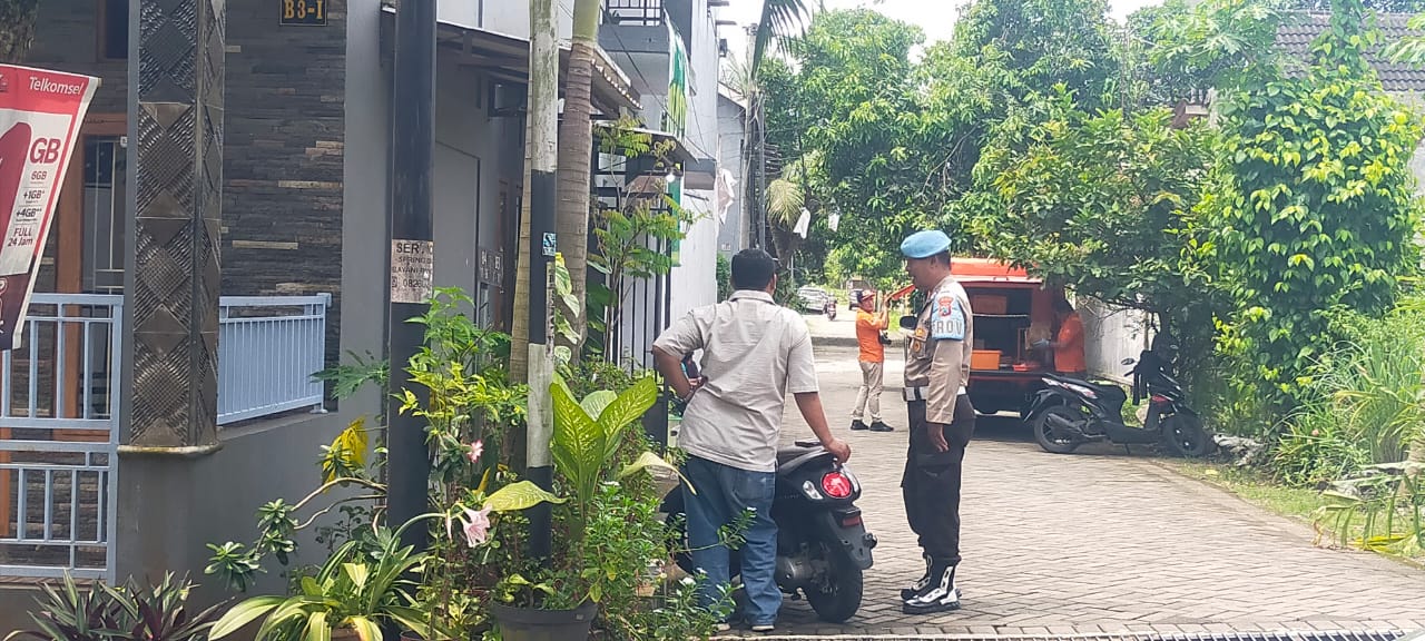 ANGGA BELUM TERUNGKAP: Polisi saat melakukan olah TKP usai seorang nenek diduga tertembak peluru nyasar, di sekitar perumahan Istana Tidar Regency, Kecamatan Sumbersari, Jember.(angga)