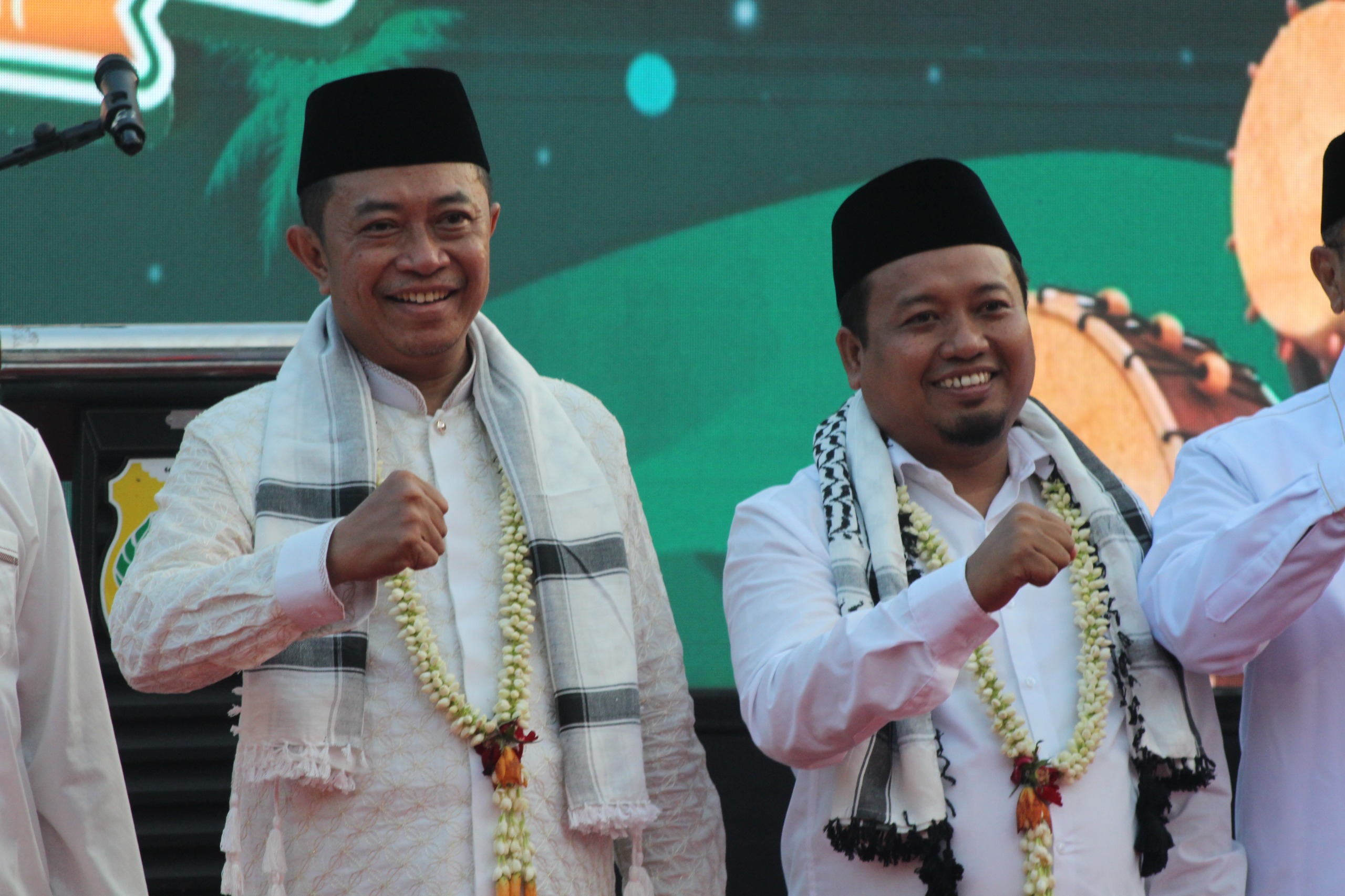 UNTUK BONDOWOSO: Bupati KH Abdul Hamid (kiri) bersama wakil bupati KH As&rsquo;ad Yahya Syafi&rsquo;I (kanan) ketika berada di Alun-alun Bondowoso kemarin membuka langsung acara Festival Ramadan 2025.