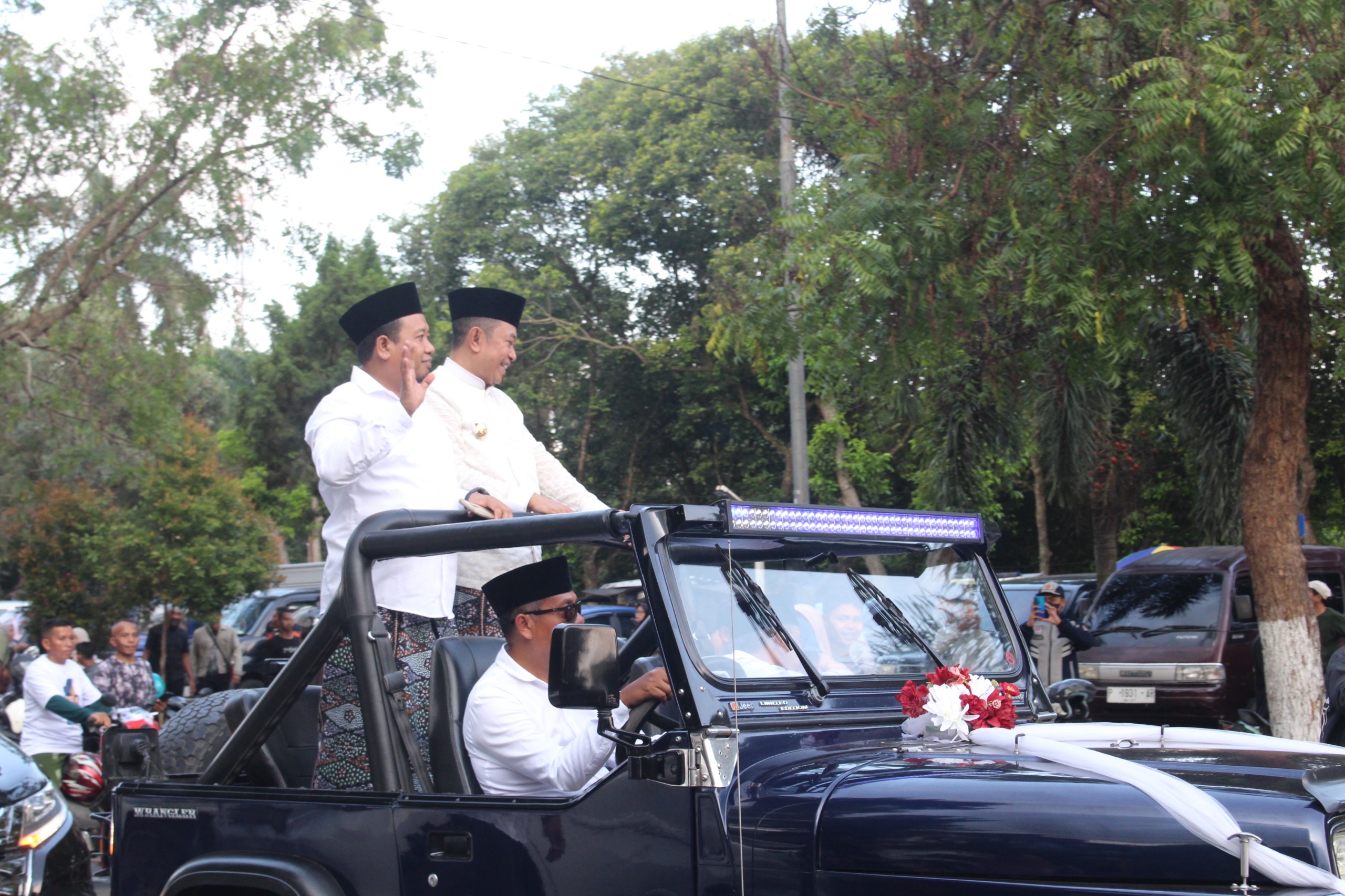 SAPA WARGA: Bupati Bondowoso KH Abdul Hamid (kanan) dengan Wakilnya KH As&rsquo;ad Yahya Syafi&rsquo;I saat menaiki mobil bak terbuka dengan menyapa warga langsung kemarin.