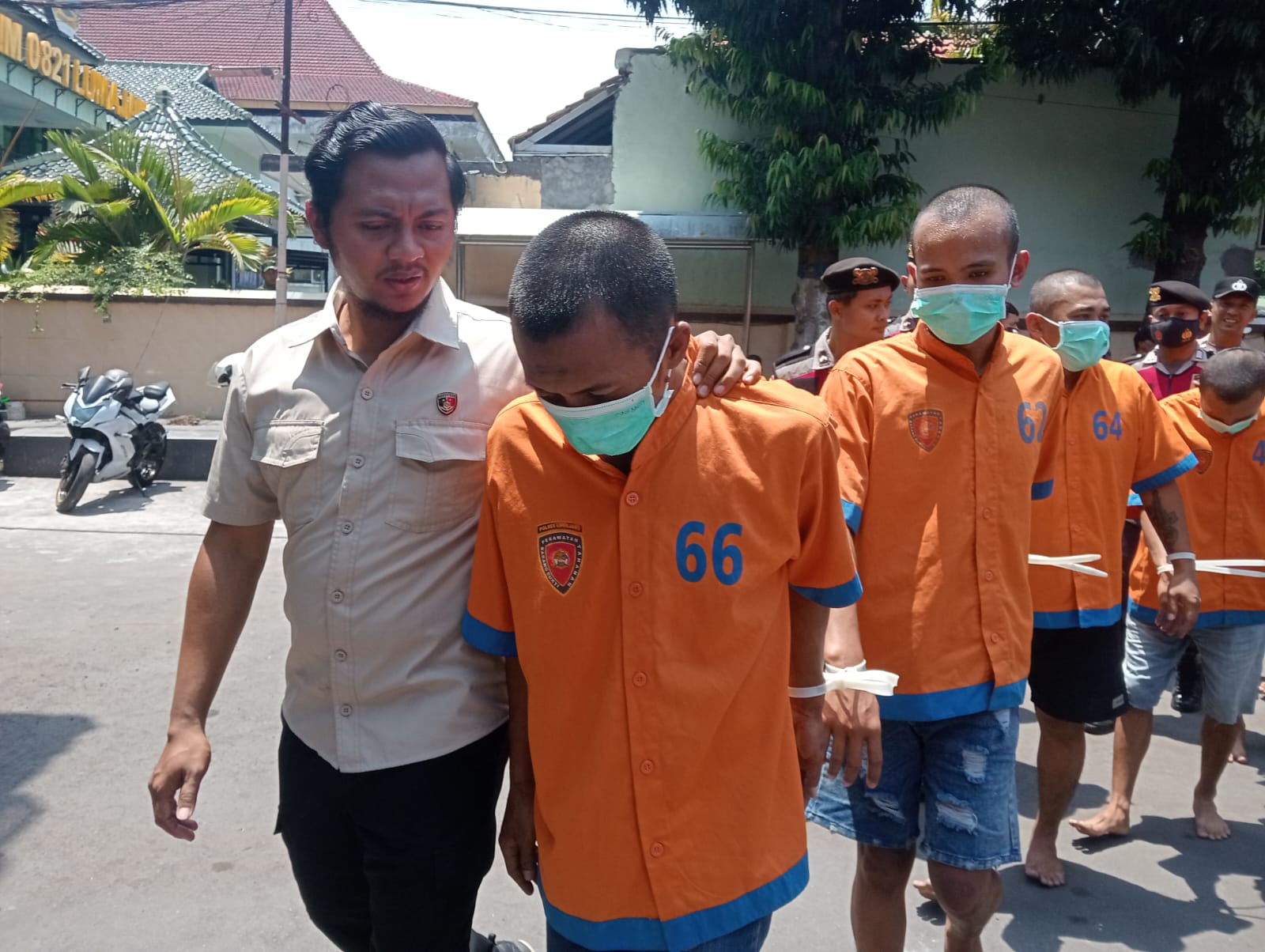 AMANKAN: Sejumlah tersangka narkotika, termasuk ladang ganja diamankan di mapolres Lumajang.(ATIEQSON MAR IQBAL/RAME)