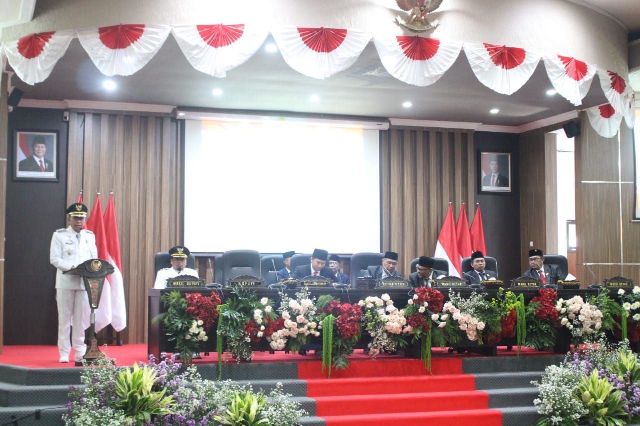 EMBAN AMANAH: Bupati Bondowoso, Ra Hamid menyampaikan pidatonya dalam Rapat Paripurna DPRD, Kamis (6/3).