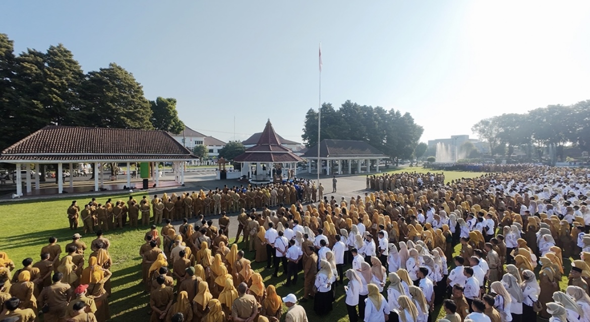 AKBAR: Seluruh ASN di lingkungan Pemkab Lumajang saat mengikuti apel akbar di Alun-Alun Lumajang, beberapa waktu lalu. (KOMINFO FOR RAME)