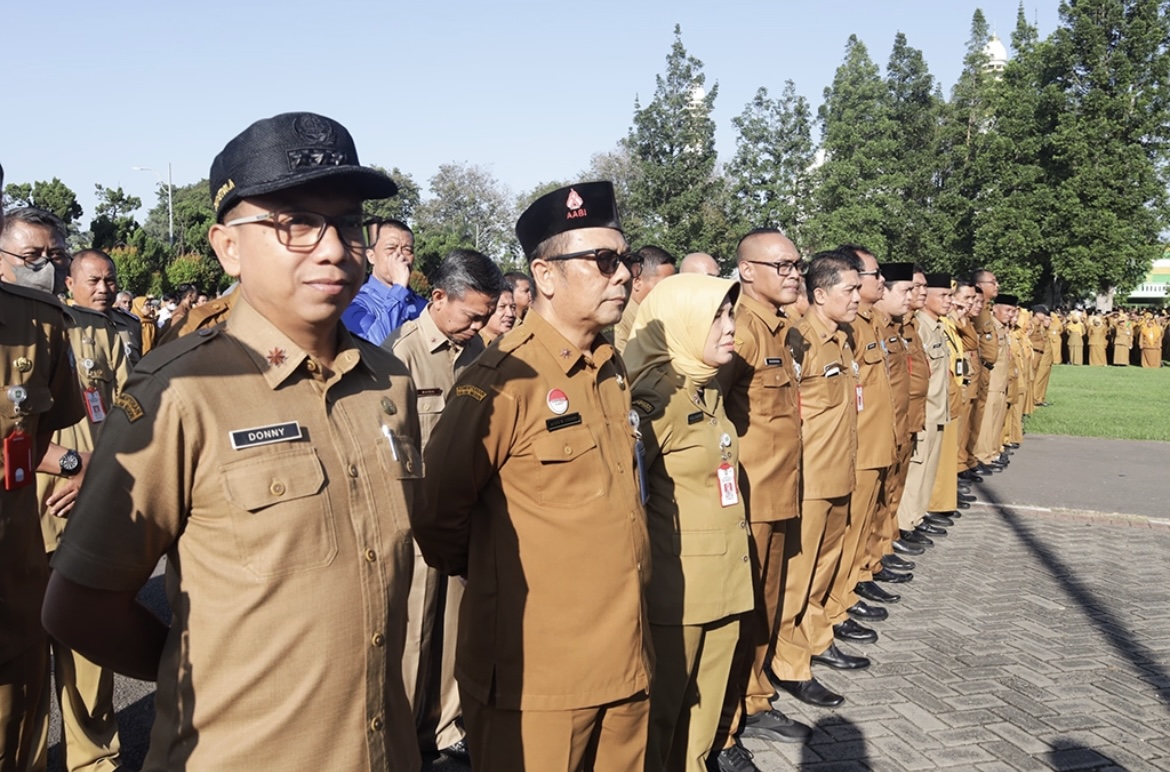 APEL: Sejumlah kepala OPD di lingkungan Pemkab Lumajang saat mengikuti apel akbar di Alun-Alun Lumajang, beberapa waktu lalu.(KOMINFO FOR RAME)