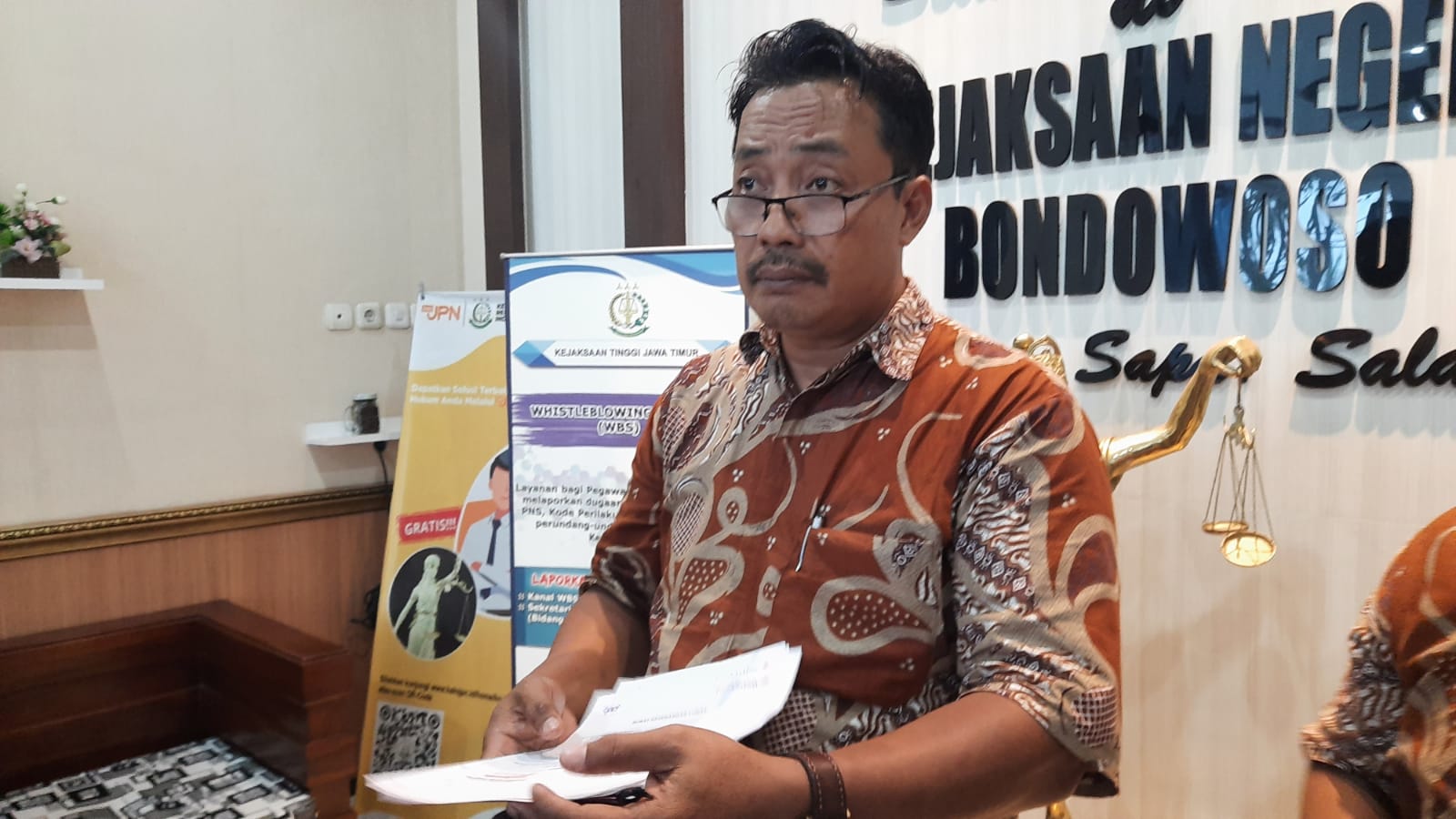 BERI PENJELASAN: Kajari Bondowoso Dzakiyul Fikri saat memberikan penjelasan.