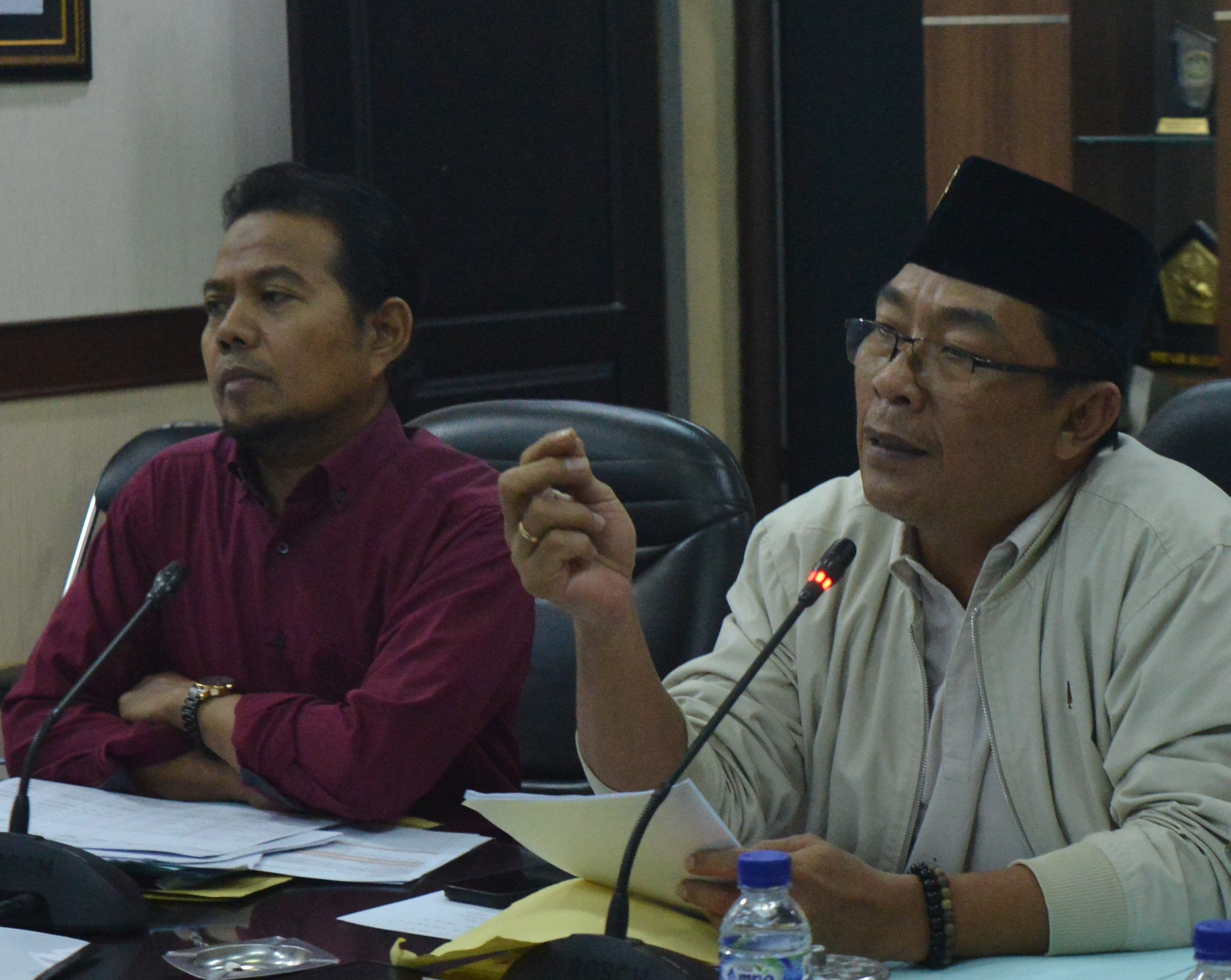 KUMPULKAN DATA: Ketua Pansus Non ASN DPRD Jember Ardi Pujo Prabowo dan Wakil Pansus Non ASN Tabroni memimpin rapat dengar pendapat bersama sejumlah OPD, Rabu (5/3) malam.