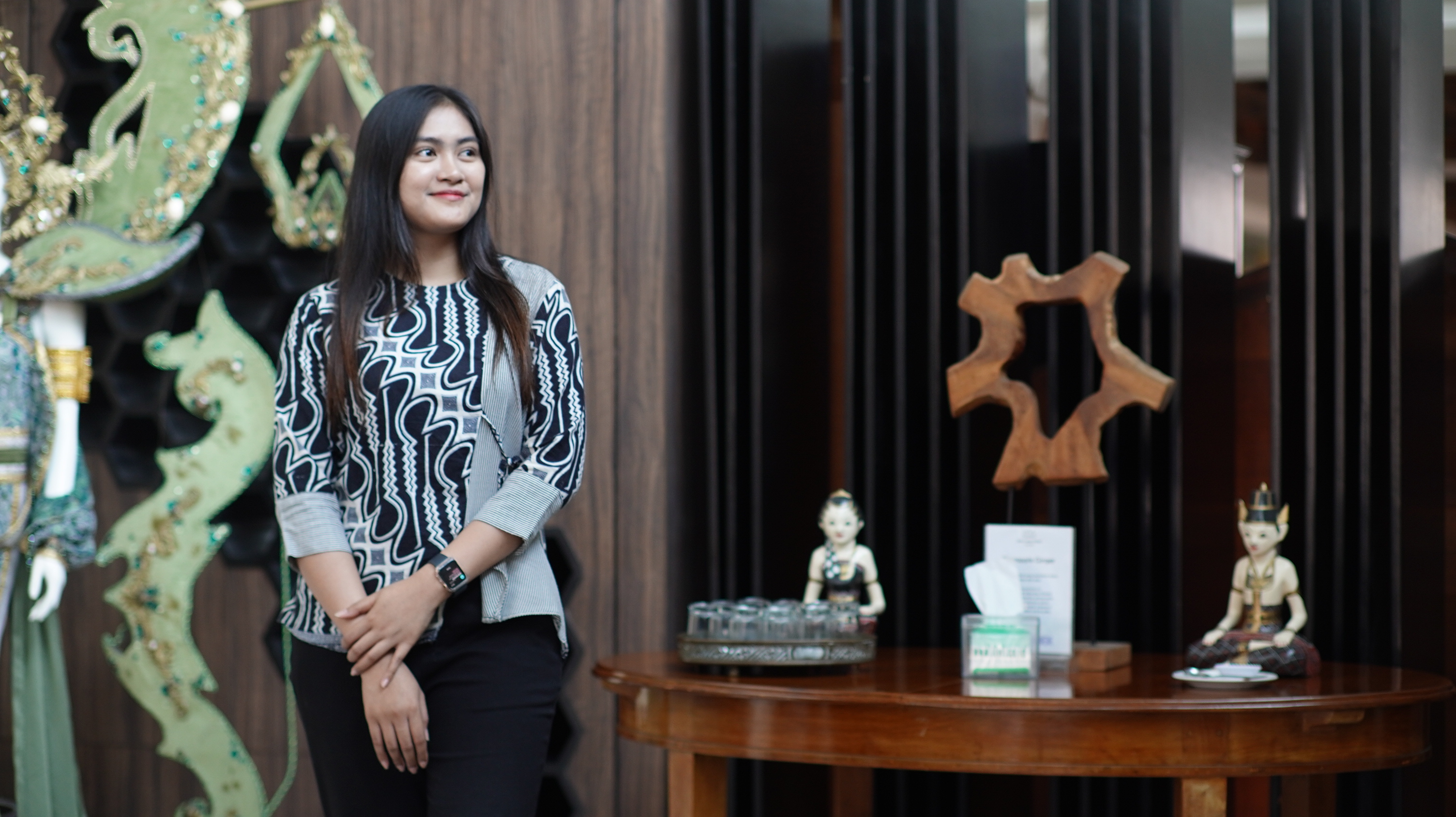 BERDAYA: Alessandra Aulia Maharani, public relations Java Lotus Hotel ini memiliki sejumlah skill dan prestasi. (YULIO/RJ)