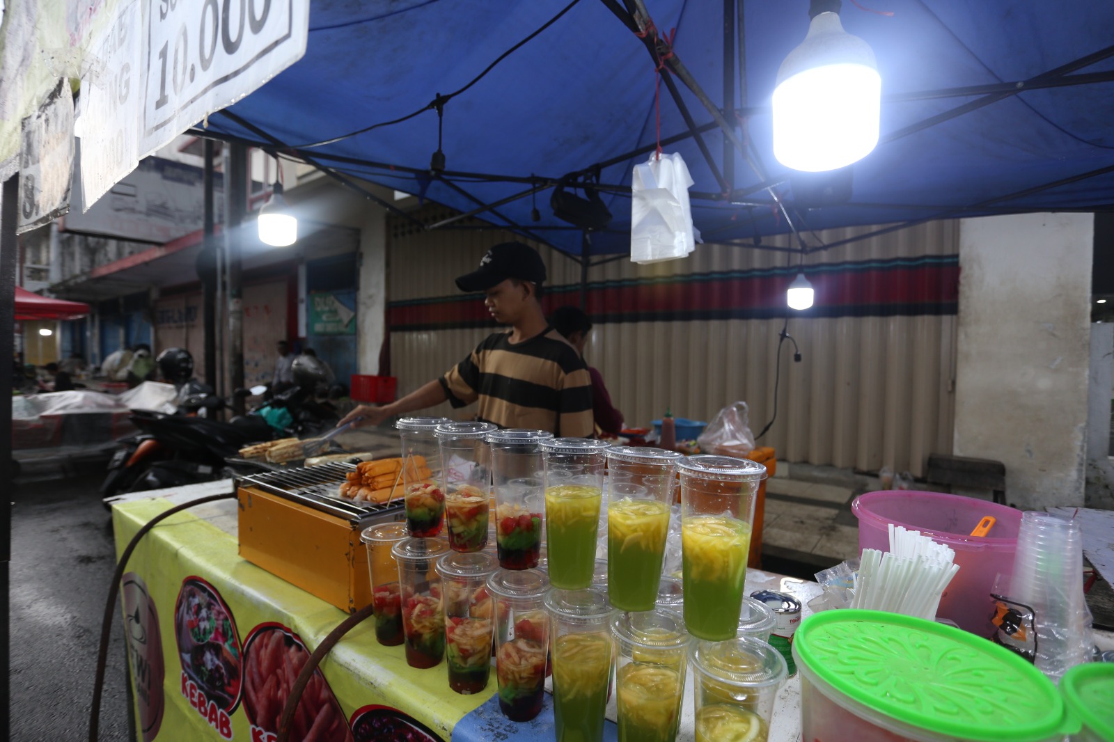 PELUANG CUAN MUSIMAN: Pedagang takjil berjualan di Jalan Samanhudi, Kelurahan Jember Kidul, Kaliwates, (7/3) kemarin. (YULIO/RJ)