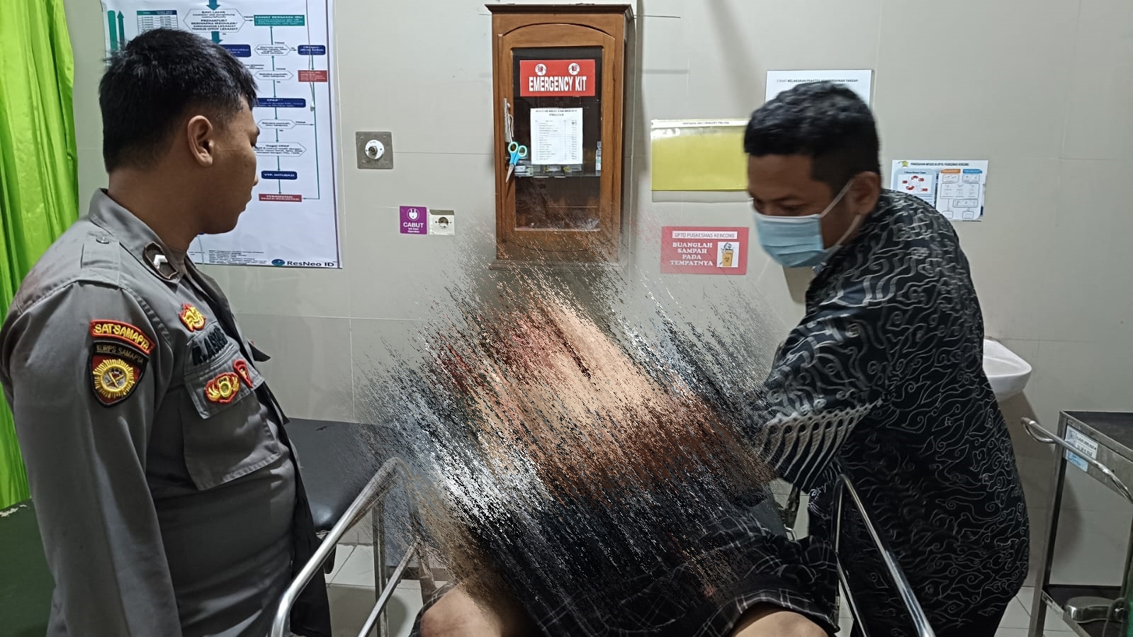 TERTANGKAP WARGA: Salah satu tersangka bernama Pisal, 25, warga Kecamatan Kedungjajang, Kabupaten Lumajang, saat dilarikan ke IGD Puskesmas Kencong setelah tertangkap mencuri sepeda motor pada Sabtu (