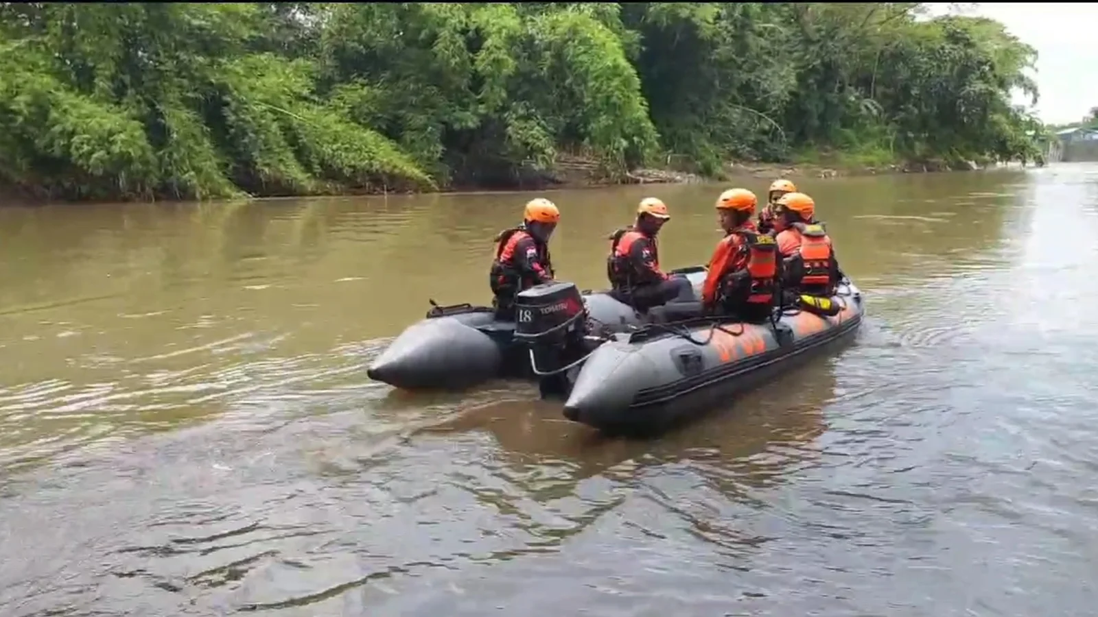 TERUS SISIR SUNGAI: Petugas gabungan yang diterjunkan untuk menyisir Sungai Bedadung tempat lansia hanyut.