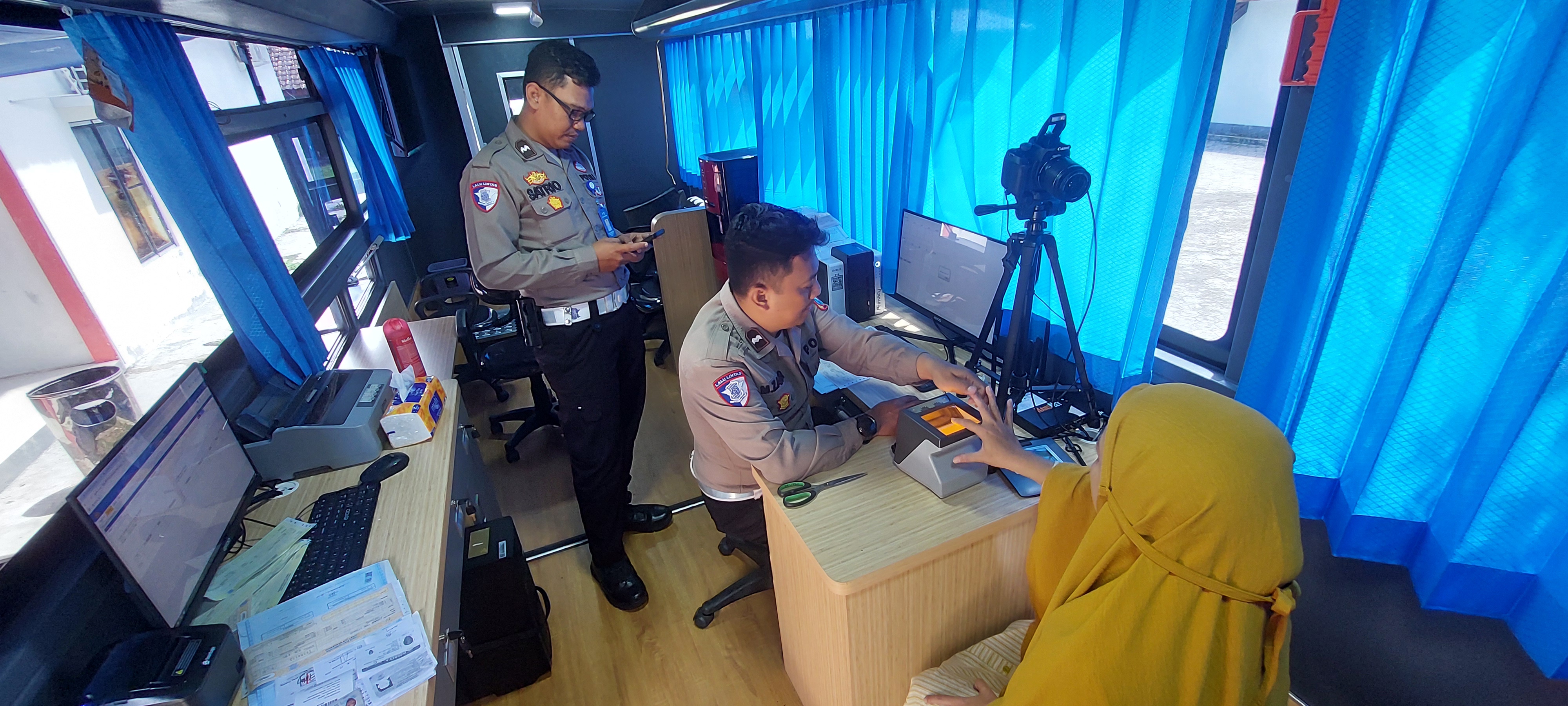 LANGSUNG JADI: Umi Kumalasari, pemohon perpanjangan SIM asal perumahan ITB, Tegal Besar, Kaliwates, mengurus perpanjangan SIM di Bus SIM Keliling, di Kantor Kecamatan Mayang, kemarin (10/3).