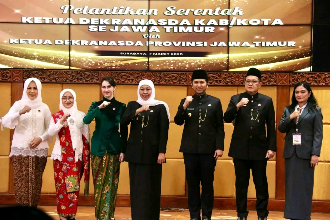 AMANAH BARU: Ketua TP PKK Jember Ghyta Eka Puspita Fawait (kiri) bersama Gubernur Jawa Timur Khofifah Indar Parawansa dan Wagub Emil Dardak, saat pelantikan Dekranasda kabupaten/kota, di Ruang Hayam W