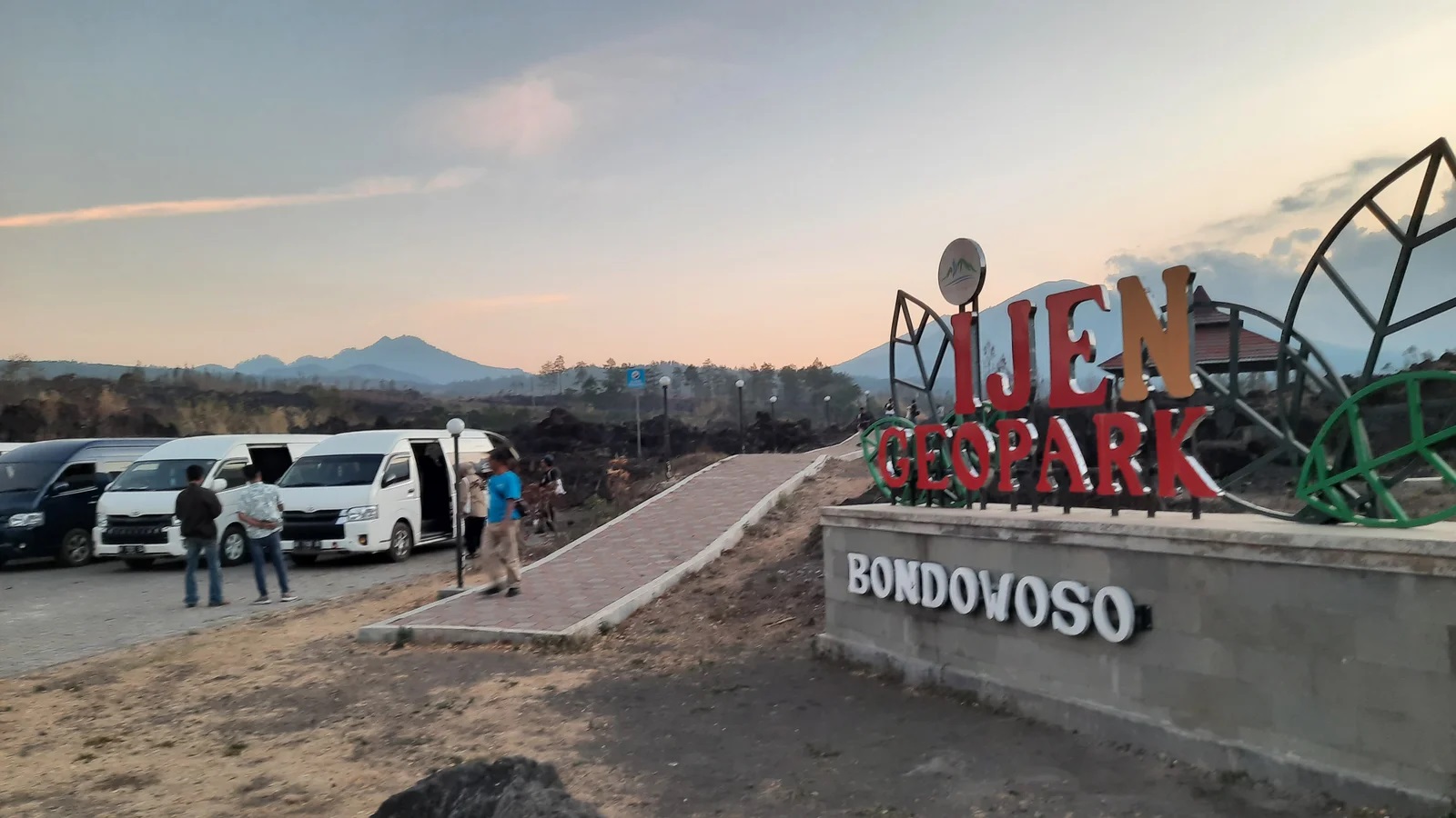 JADI ANDALAN: Sejumlah pengunjung saat menikmati wisata di kawasan Ijen Geopark Kecamatan Ijen, Bondowoso. Adanya tol Probowangi di Besuki, Situbondo, nantinya bisa jadi jalan masuk perkembangan wisat