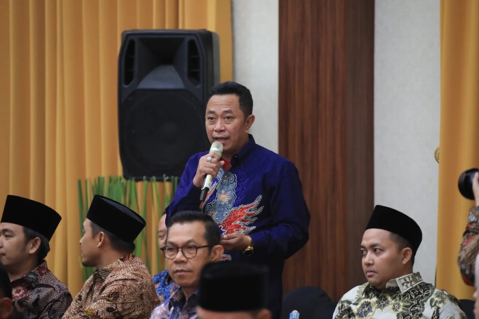 TELITI: Bupati Bondowoso Abdul Hamid Wahid menyampaikan aspirasinya dalam Rapat Koordinasi Penguatan Ekonomi Desa bersama bupati/wali kota se-Jatim, kemarin (9/3).