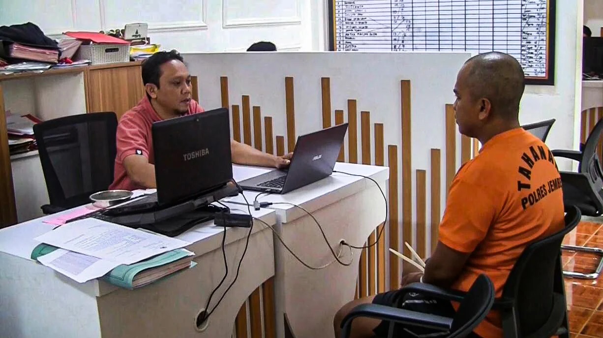 AMANKAN: Tersangka Hasbullah menjalani pemeriksaan di Satreskoba Polres Jember.