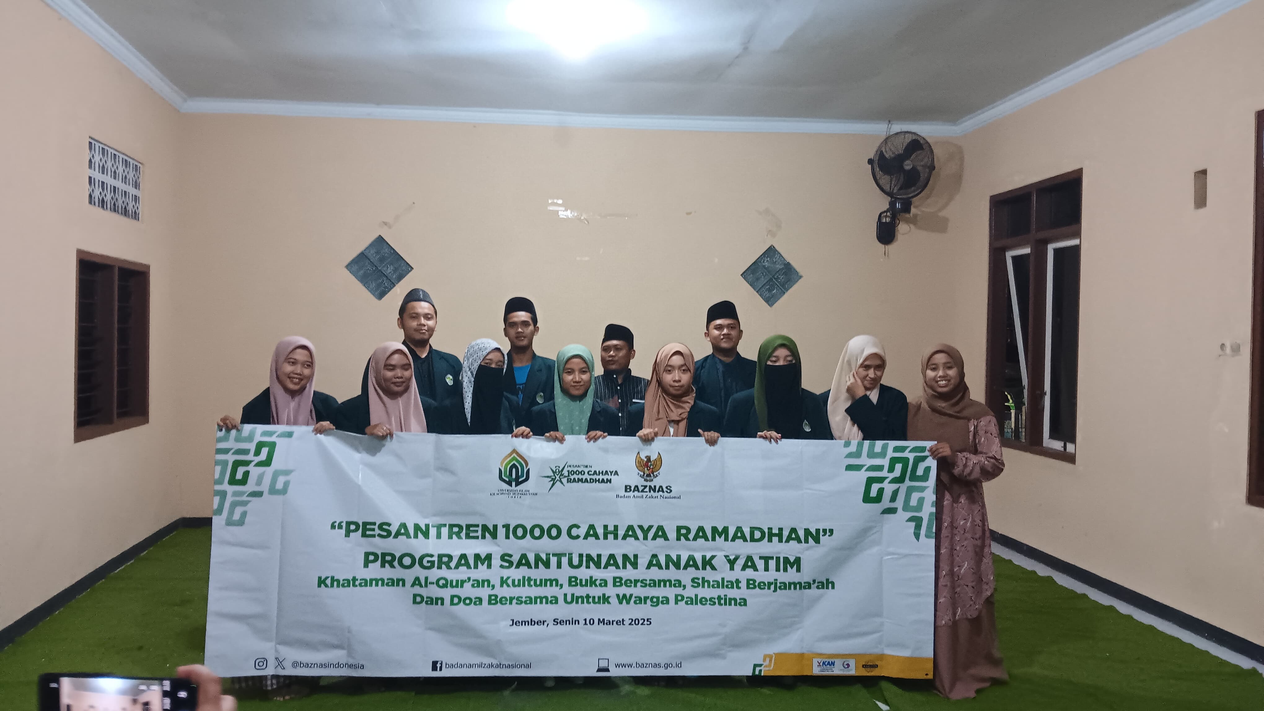 SEMANGAT : Mahasiswa penerima beasiswa Cendekia Baznas di UNIKHAMS Jember, foto bersama puluhan anak yatim di Lembaga YABAPPENATIM Gebang, dalam kegiatan santunan anak yatim, Senin (10/3).