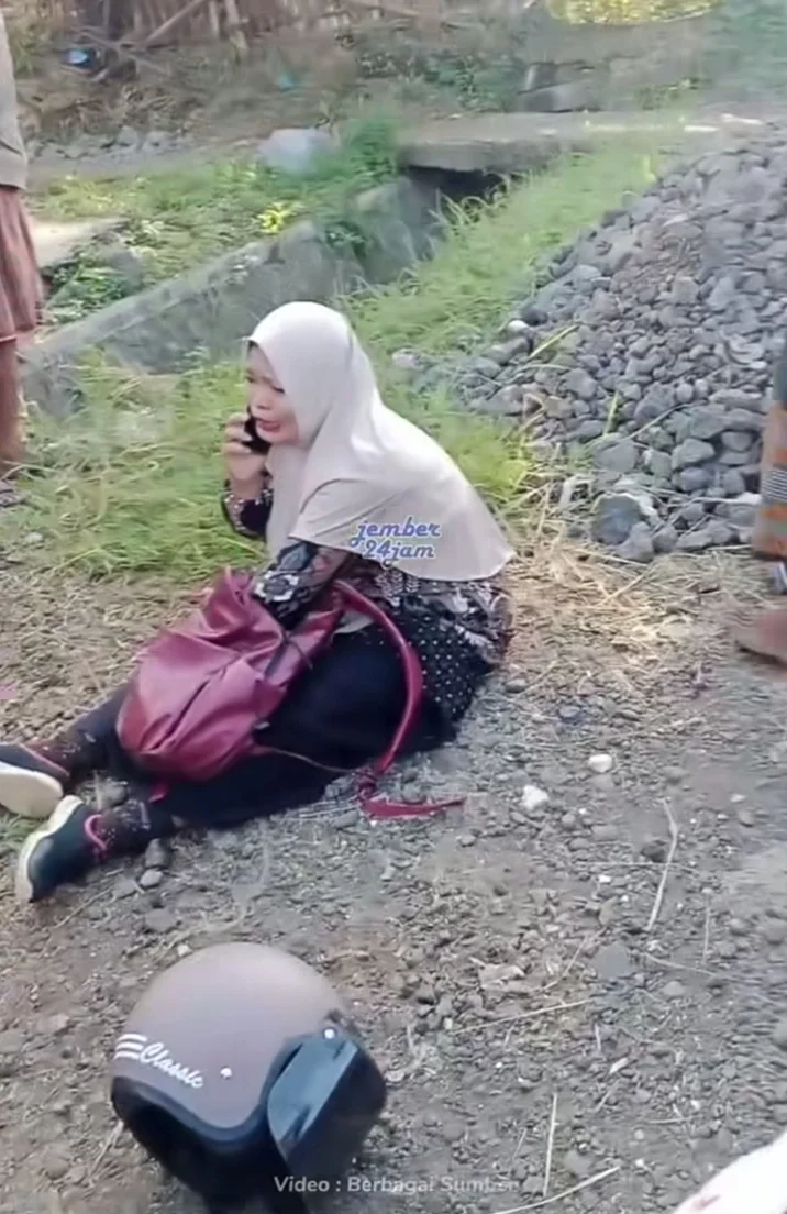 LEMAS: Seorang emak-emak Jember yang terduduk lemas karena kehilangan motornya. (instagram @jember24jam_ dan facebook Nazril Zain)