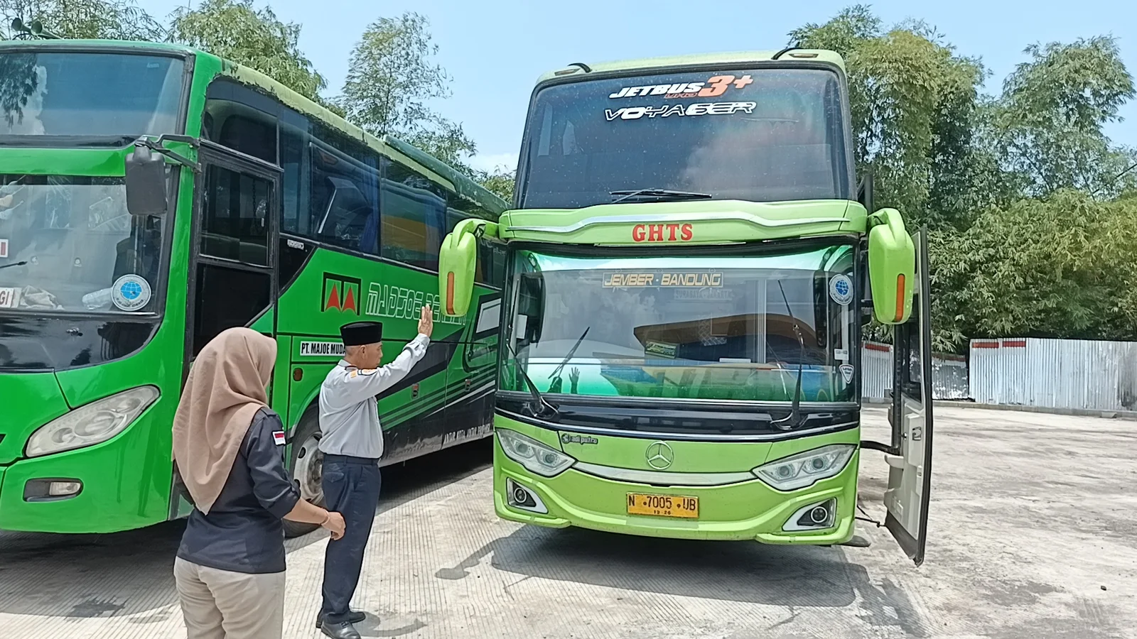 INSPEKSI: Sejumlah petugas saat memeriksa detail kelayakan armada bus, sebelum diberangkatkan dari Terminal Tawangalun, Jember, Rabu (12/3).