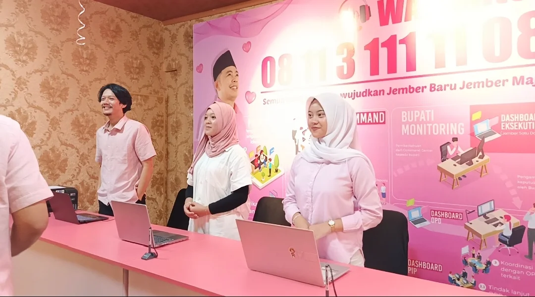 TEROBOSAN BARU: Layanan Wadul Guse pemkab Jember, yang baru saja diresmikan oleh Bupati Fawait, di sekitar halaman lobi Kantor Pemkab Jember, Jumat petang (14/3). (MAULANA/RJ)