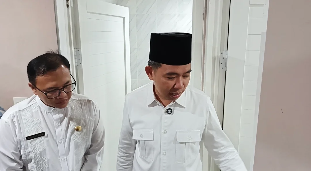 CEK KELAYAKAN: Bupati Fawait dan Kepala Dinas Cipta Karya Rahman Anda, saat meninjau sejumlah kerusakan toilet Alun-alun Jember, yang belakangan banyak dikeluhkan masyarakat, Jumat petang (14/3).