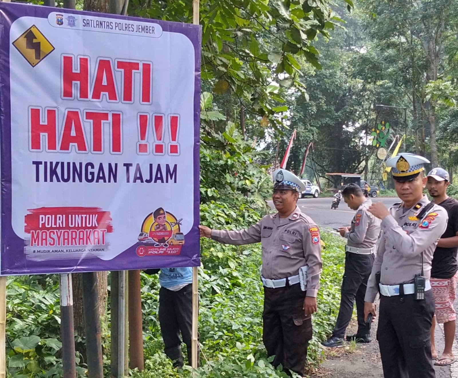 BANNER PERINGATAN: Satlantas Polres Jember bersama Polsek Silo memasang banner berisi imbauan di jalur rawan kecelakaan, Jalur Gumitir, Desa Sidomulyo, Kecamatan Silo.