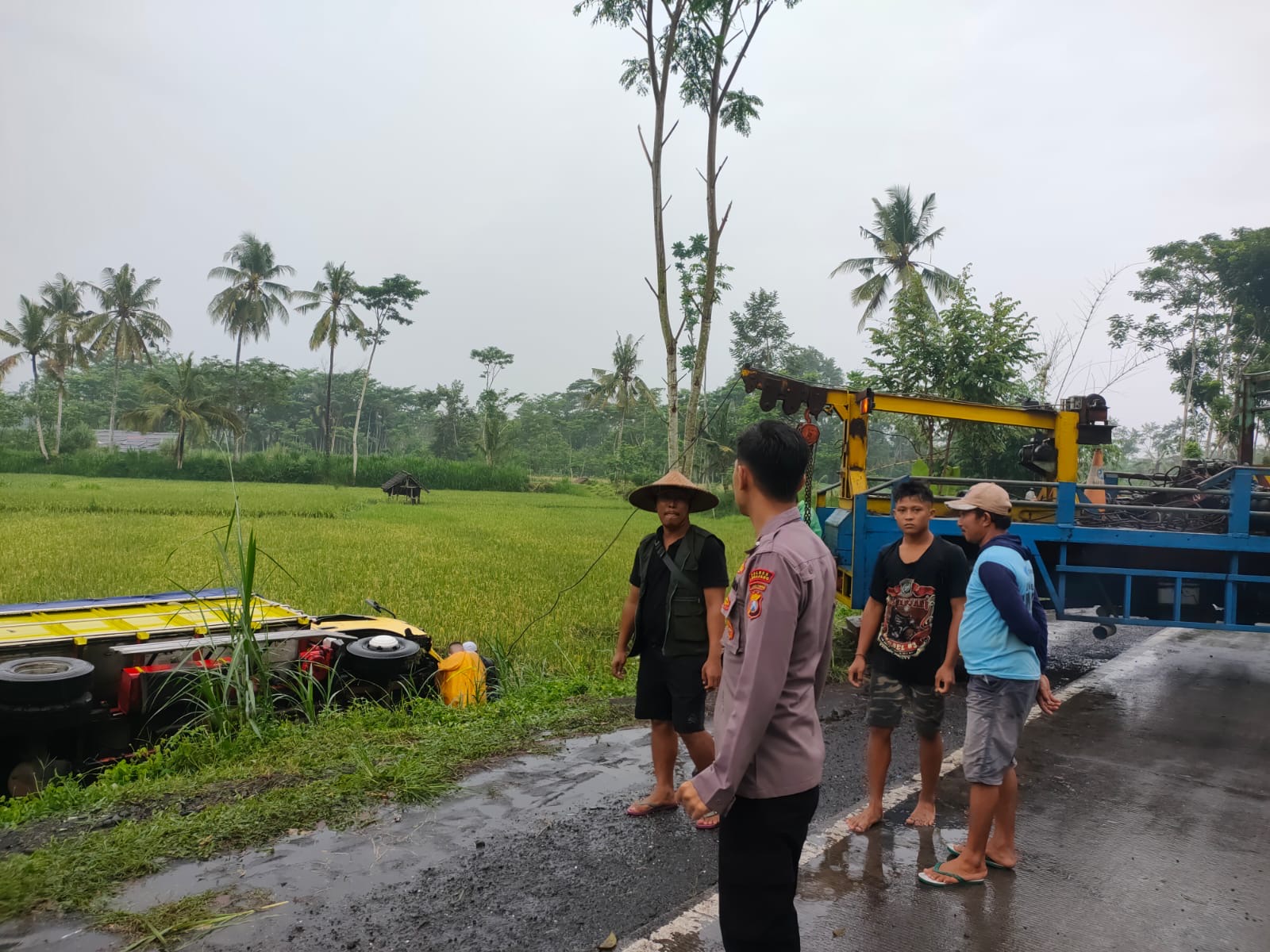 POLSEK PASIRIAN FOR RAME: Kondisi Truk terguling pasca oleng dan menabrak pasutri.