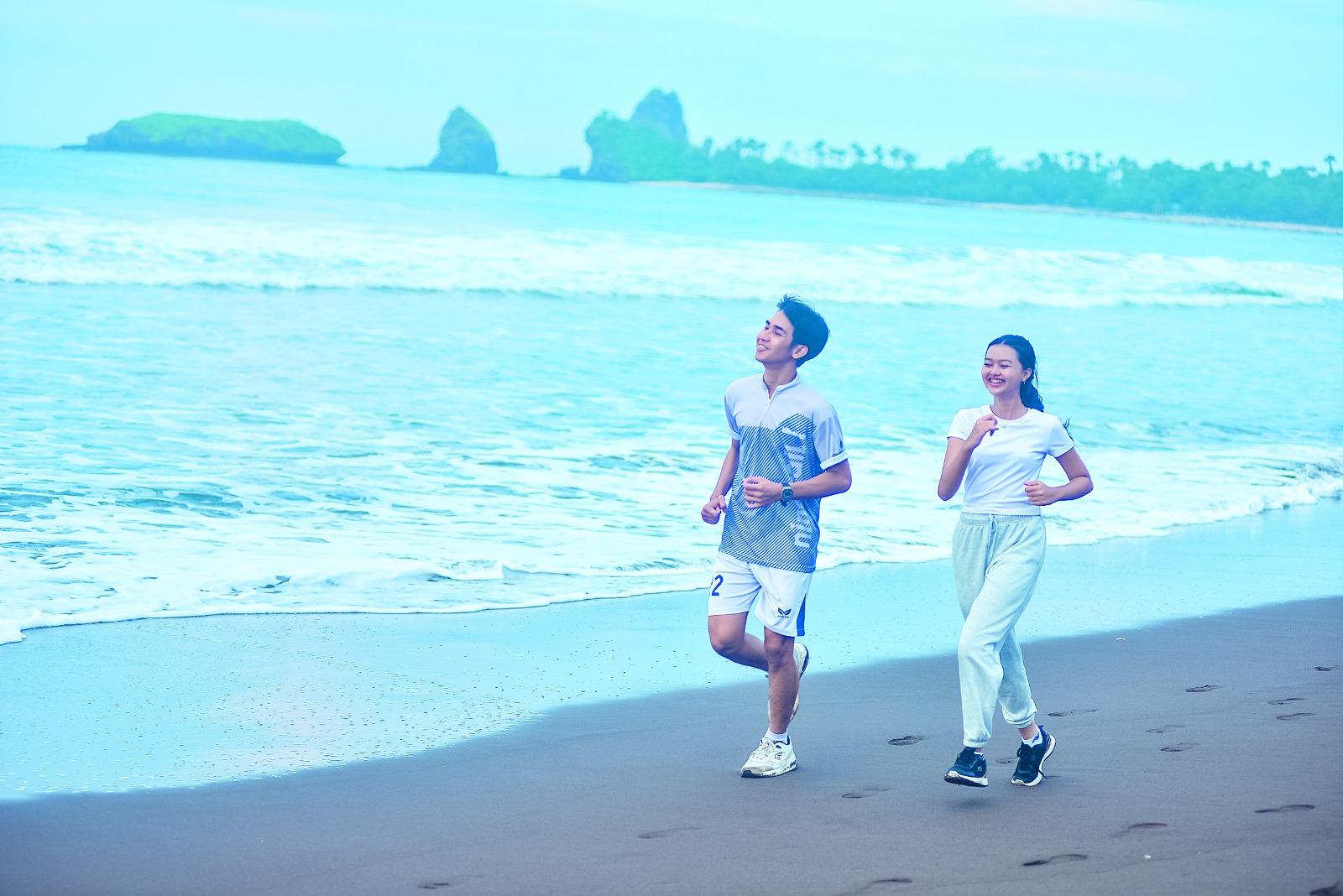 SIAP DIGELAR: Runners menjajal bibir pantai yang akan menjadi venue Beach Run Watu Ulo, yang diselenggarakan JPRJ pada 27 April 2025. (TRIJOKO/RJ)